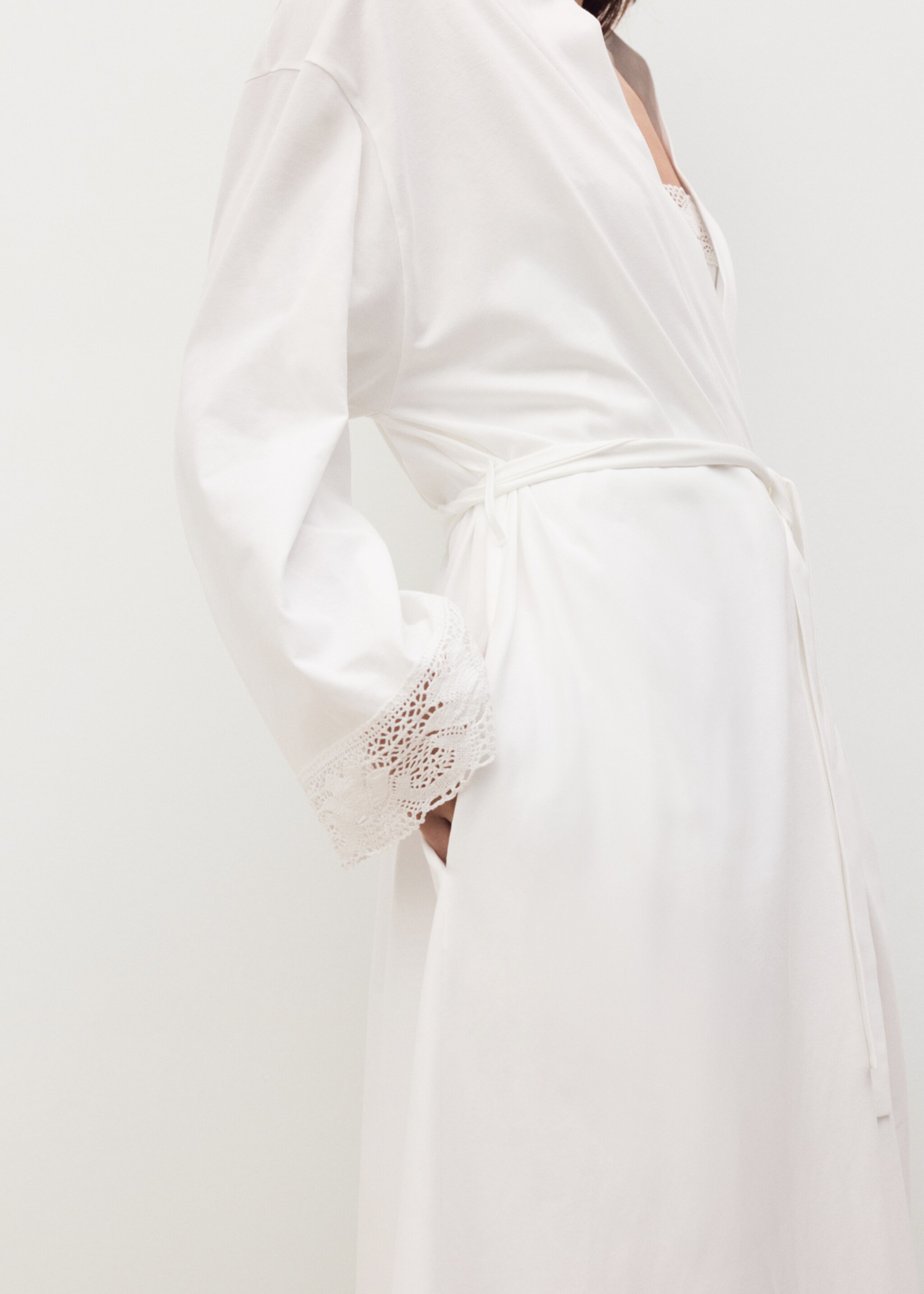 Cotton robe with lace - Details of the article 6, White. Ref: 27061321-00.