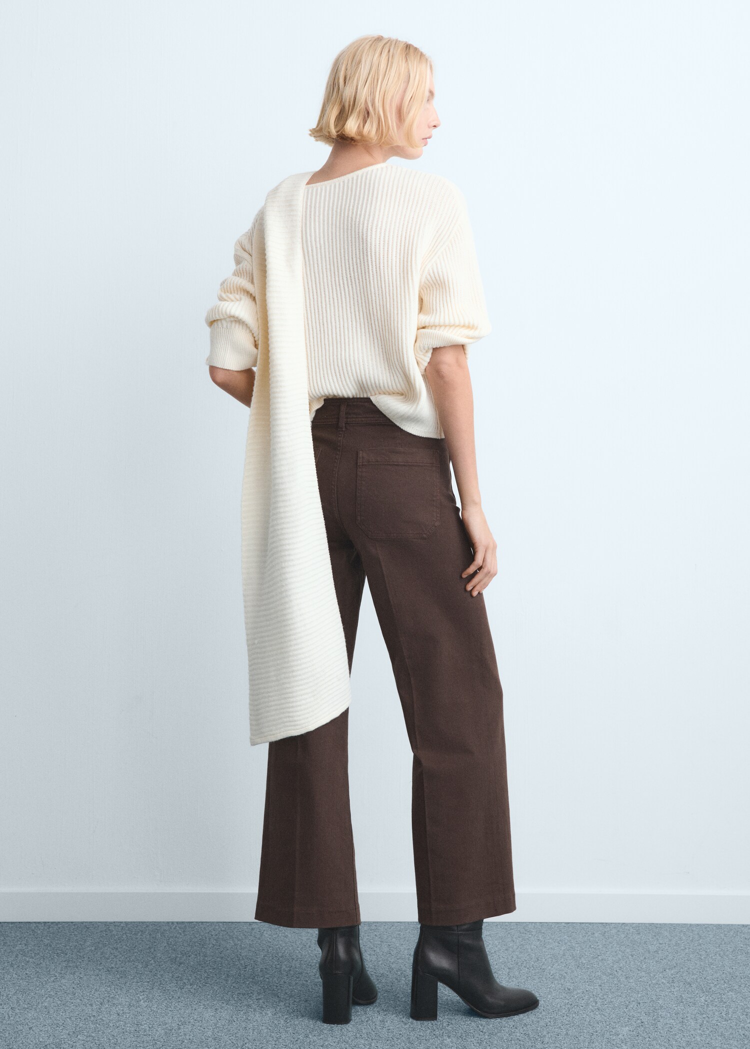 Wide-leg jeans with pockets - Reverse of the article