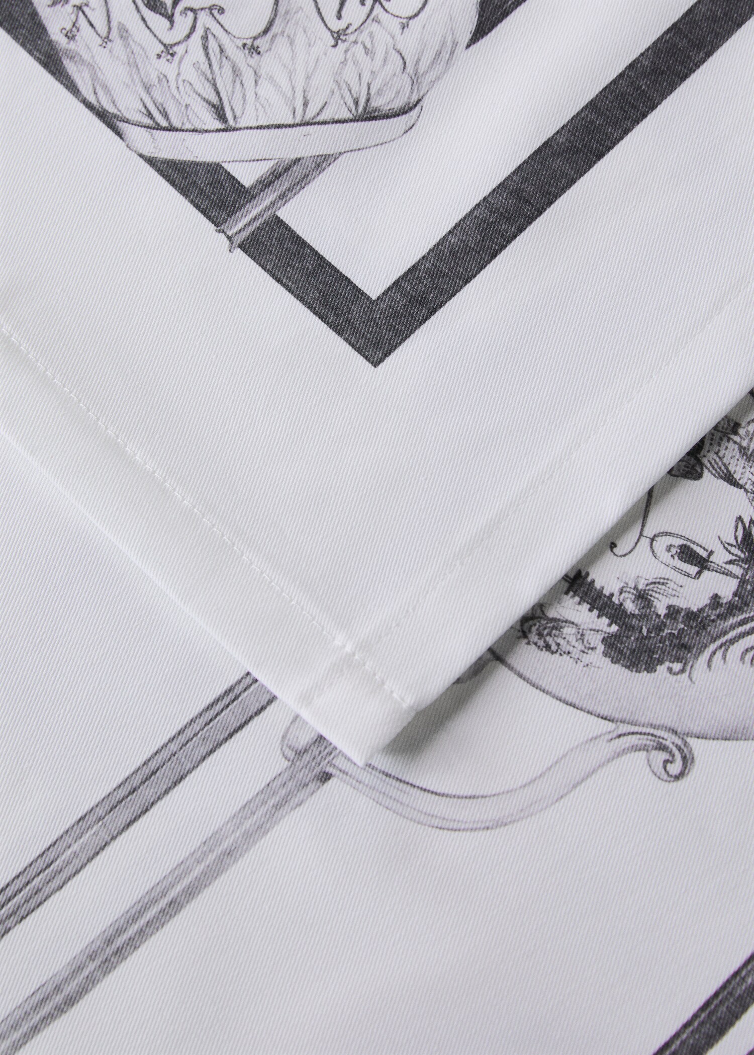 Cotton tablecloth with cup pattern for 6 to 8 guests - Details of the article 1