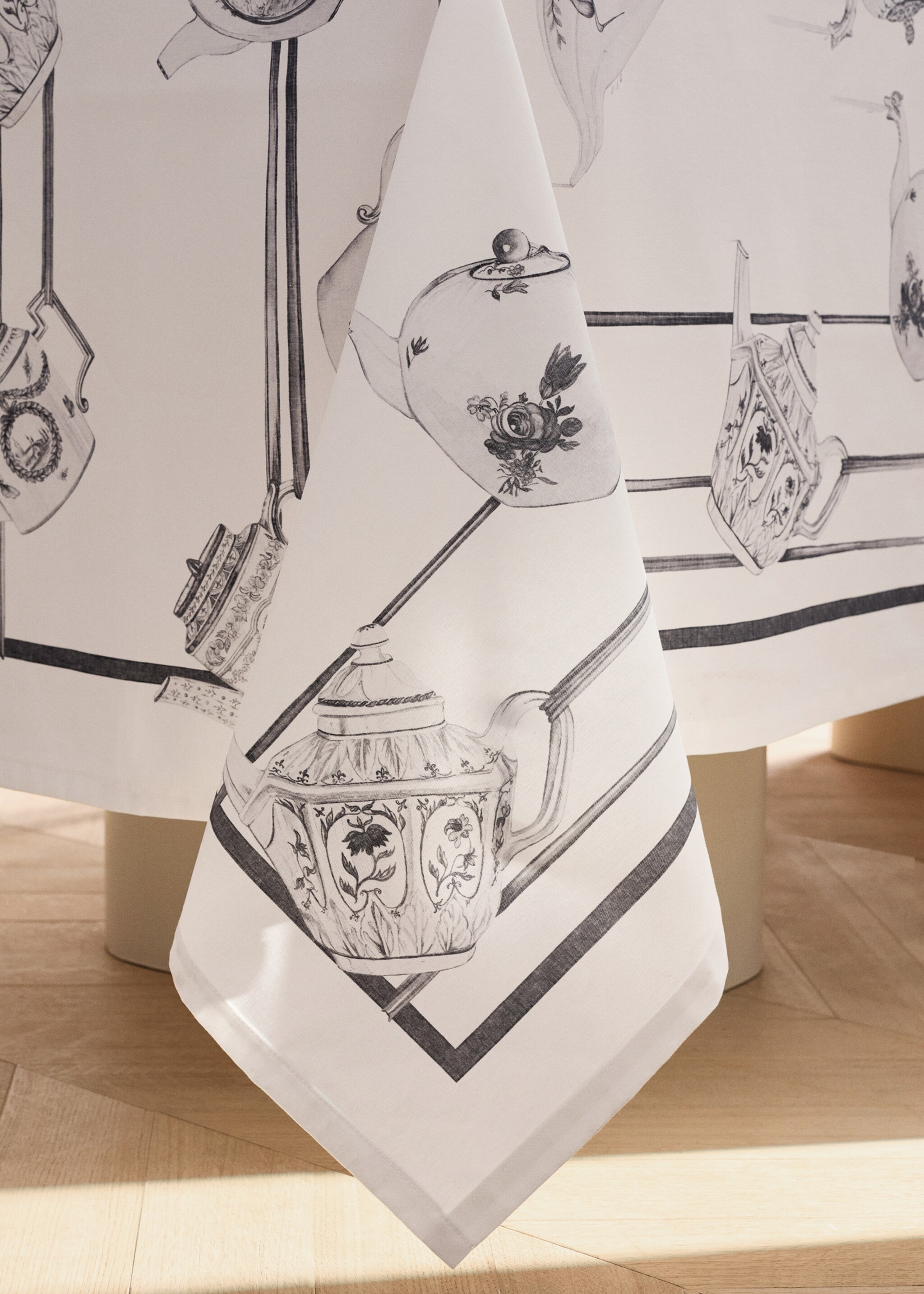 Cotton tablecloth with cup pattern for 6 to 8 guests - Details of the article 8, Grey. Ref: 27061328-00.