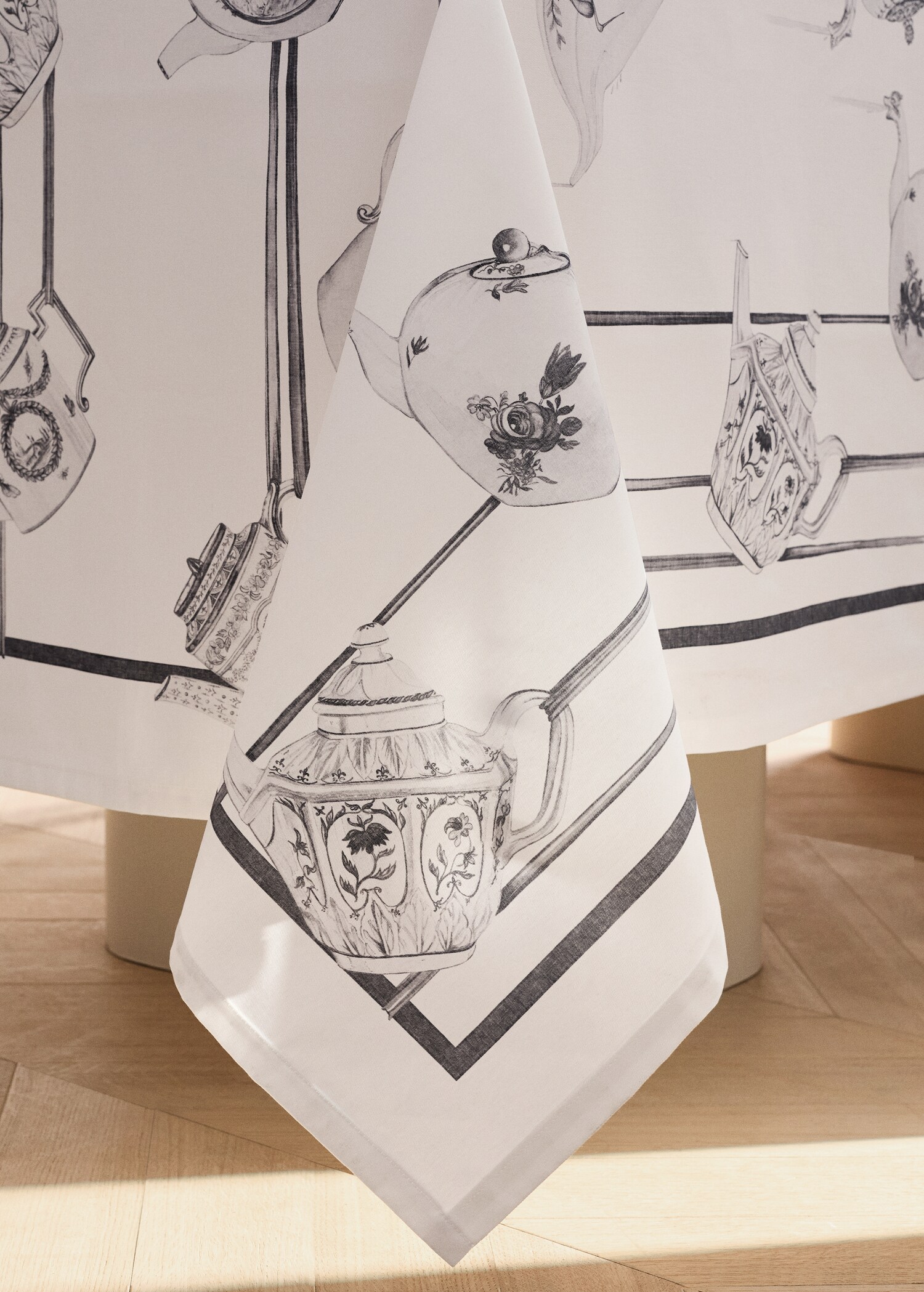 Cotton tablecloth with cup pattern for 6 to 8 guests - Details of the article 8