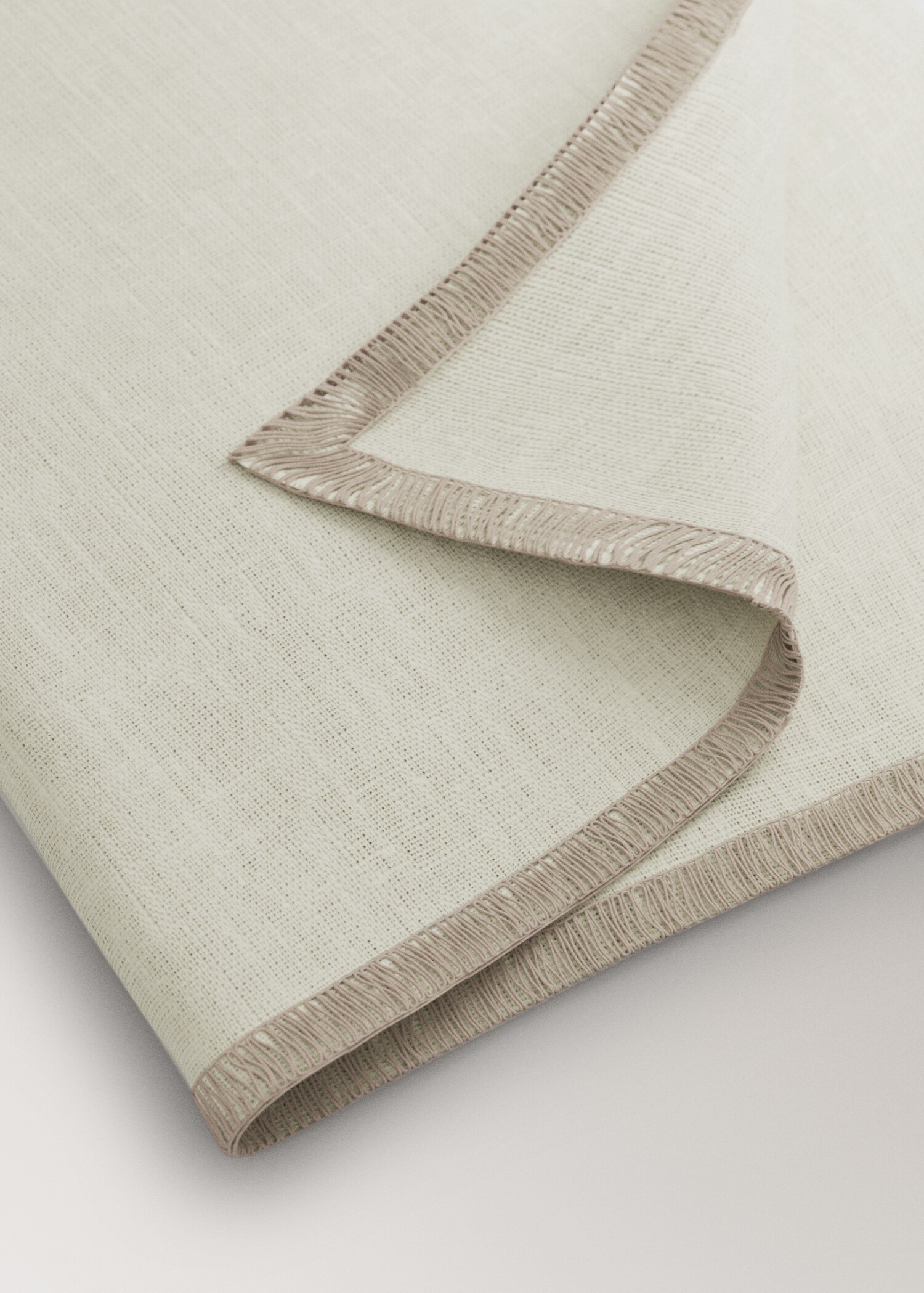 100% linen napkins with contrasting overlock stitching - Details of the article 1