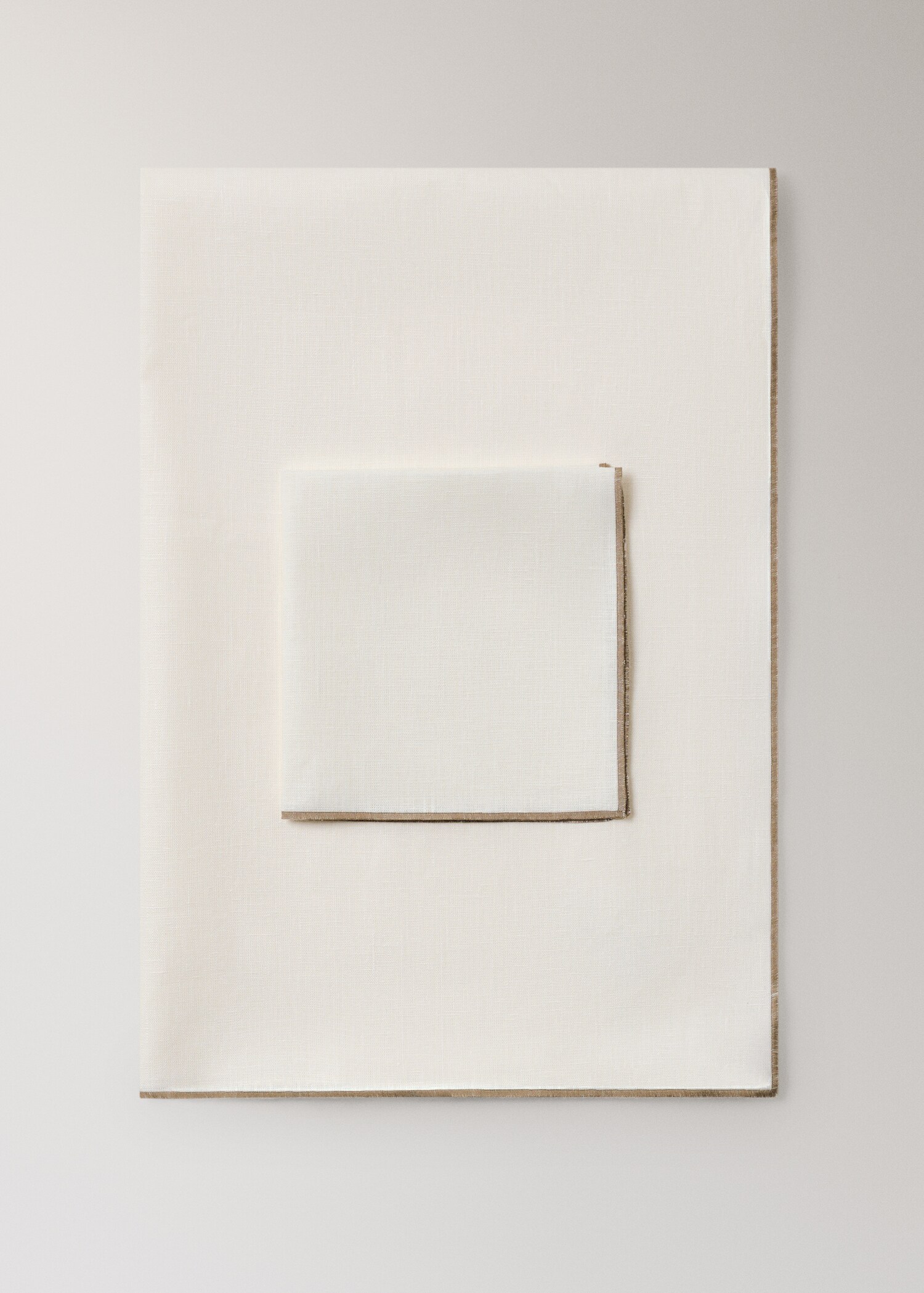 100% linen napkins with contrasting overlock stitching - Details of the article 3