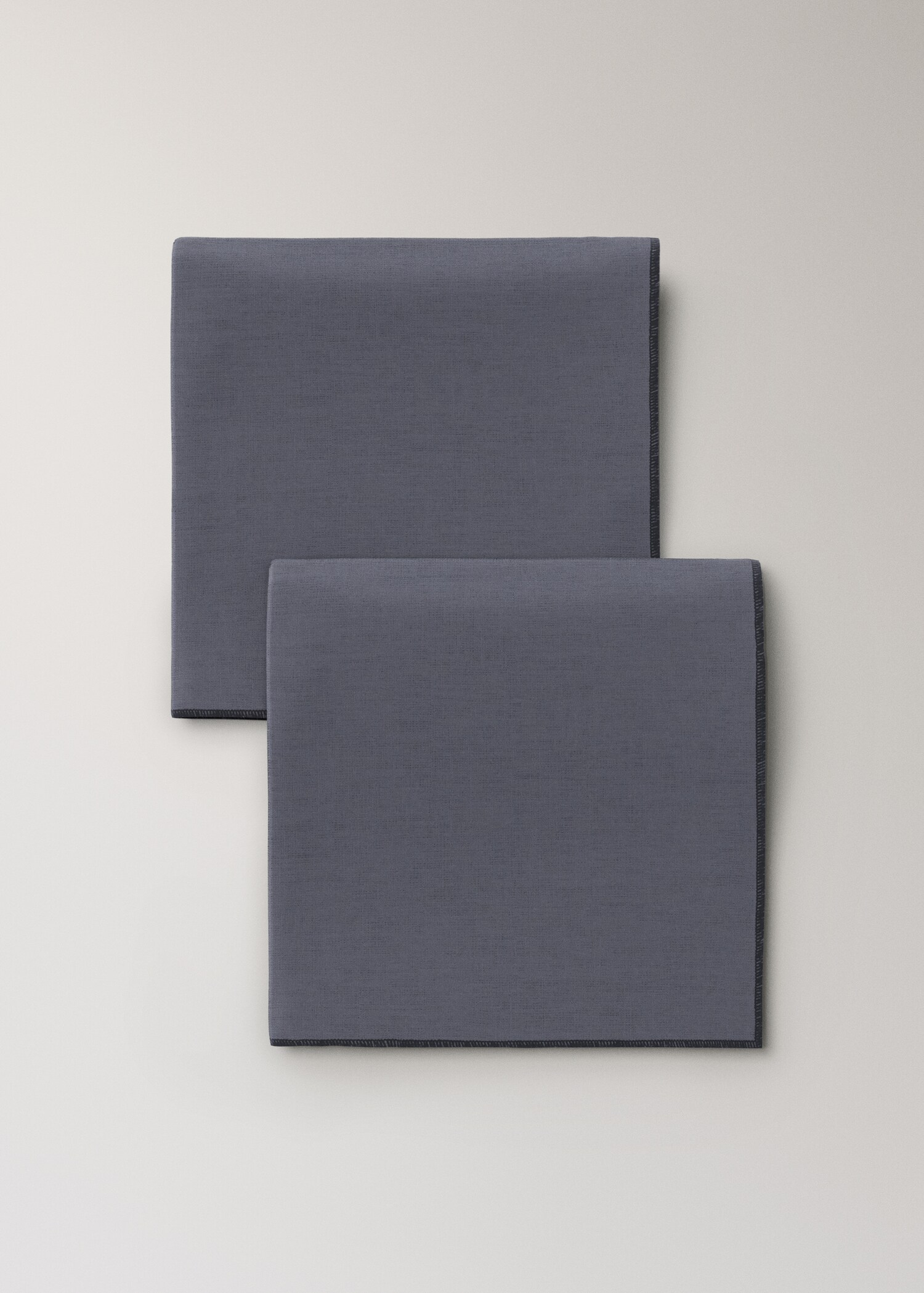 100% linen napkins with contrasting overlock stitching - Article without model
