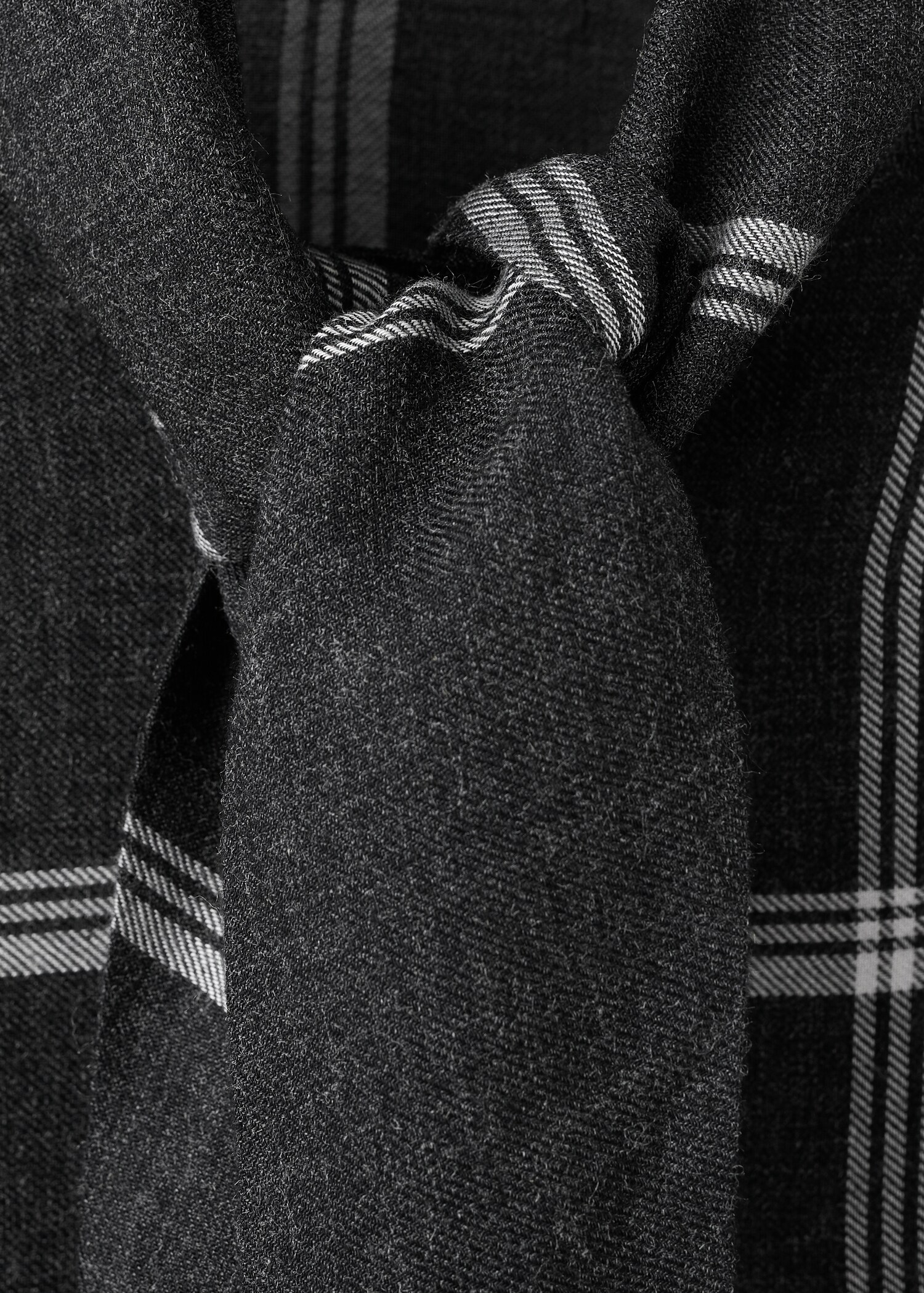 Blouse with check pattern and foulard collar - Details of the article 8