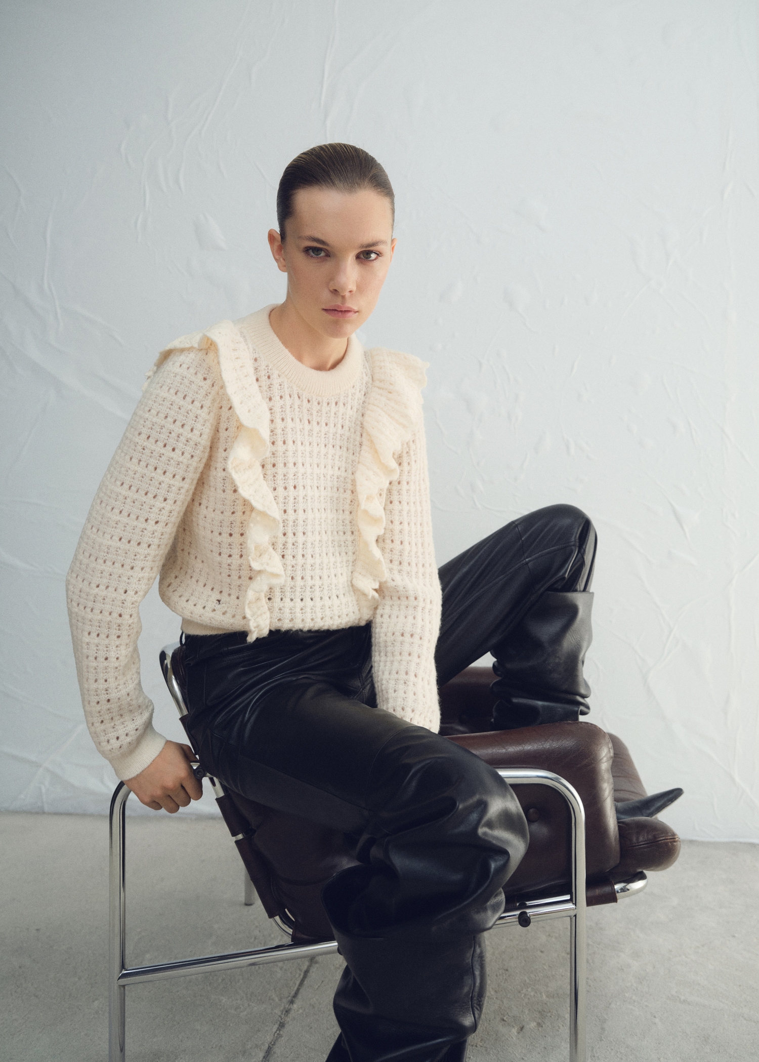 Openwork knitted sweater with ruffles - Details of the article 2