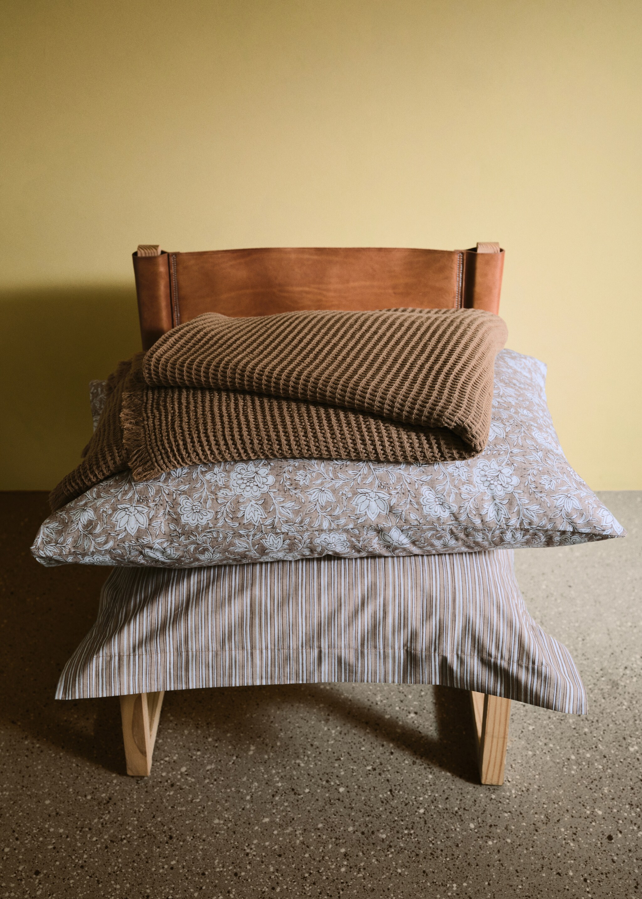 Cotton waffle blanket with fringed finish - Details of the article 6, Curry. Ref: 27061517-00.