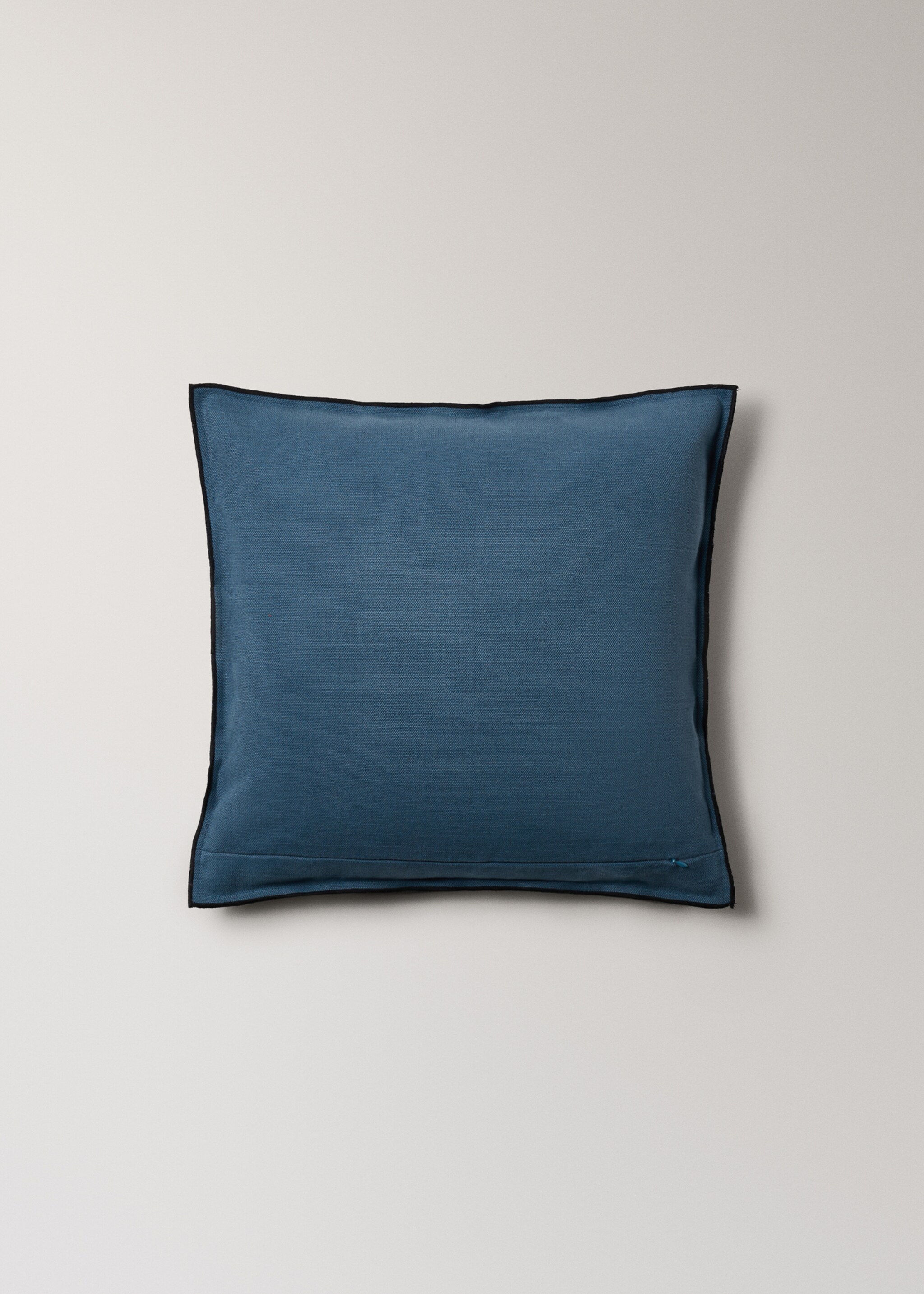 Cotton linen cushion cover with overlock tab 50x50 cm - Details of the article 4, Indigo Blue. Ref: 27061525-00.