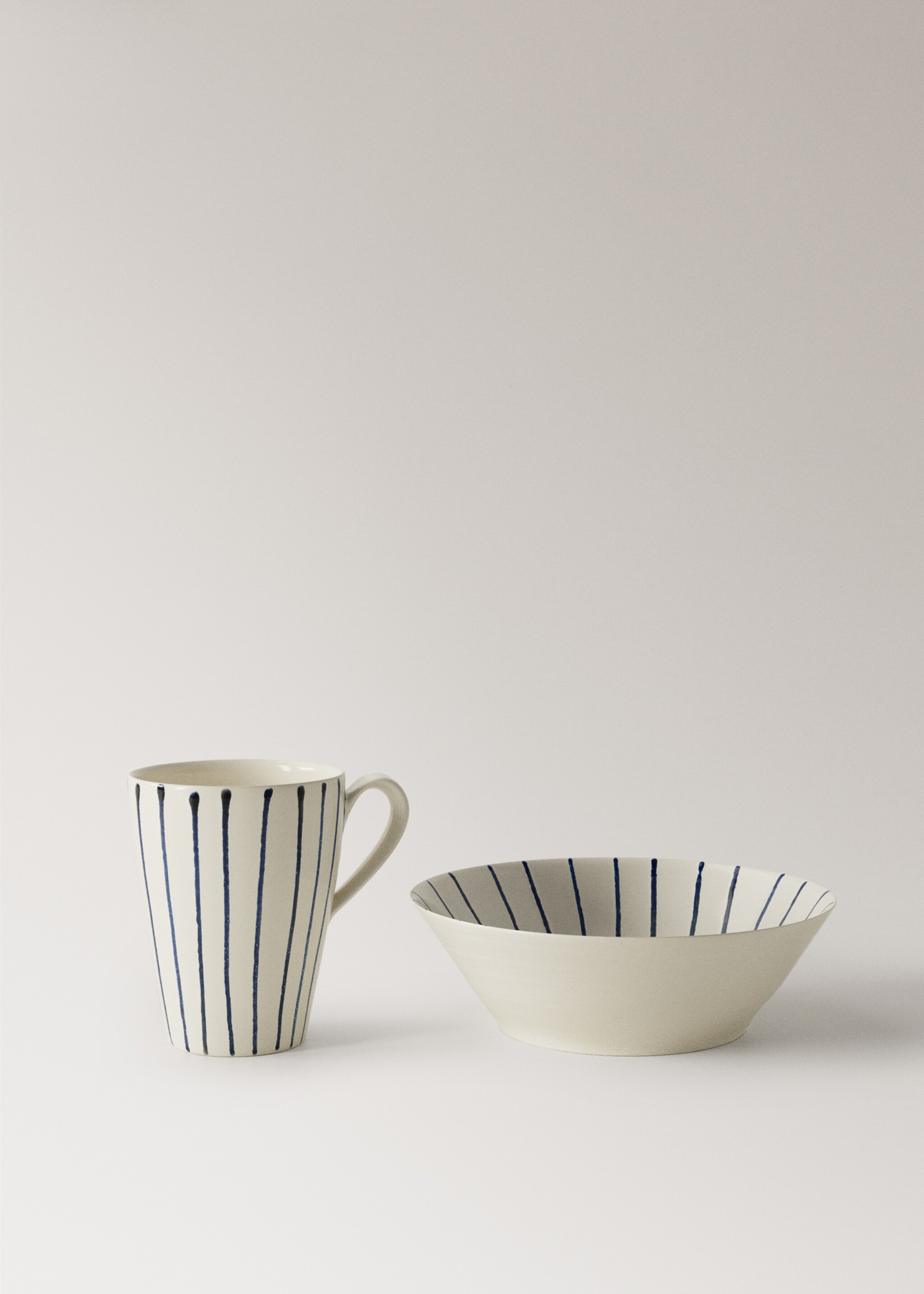 Steingut-Teetasse mit Streifen - Detail des Artikels 4, Marineblau. Ref: 27061528-00.