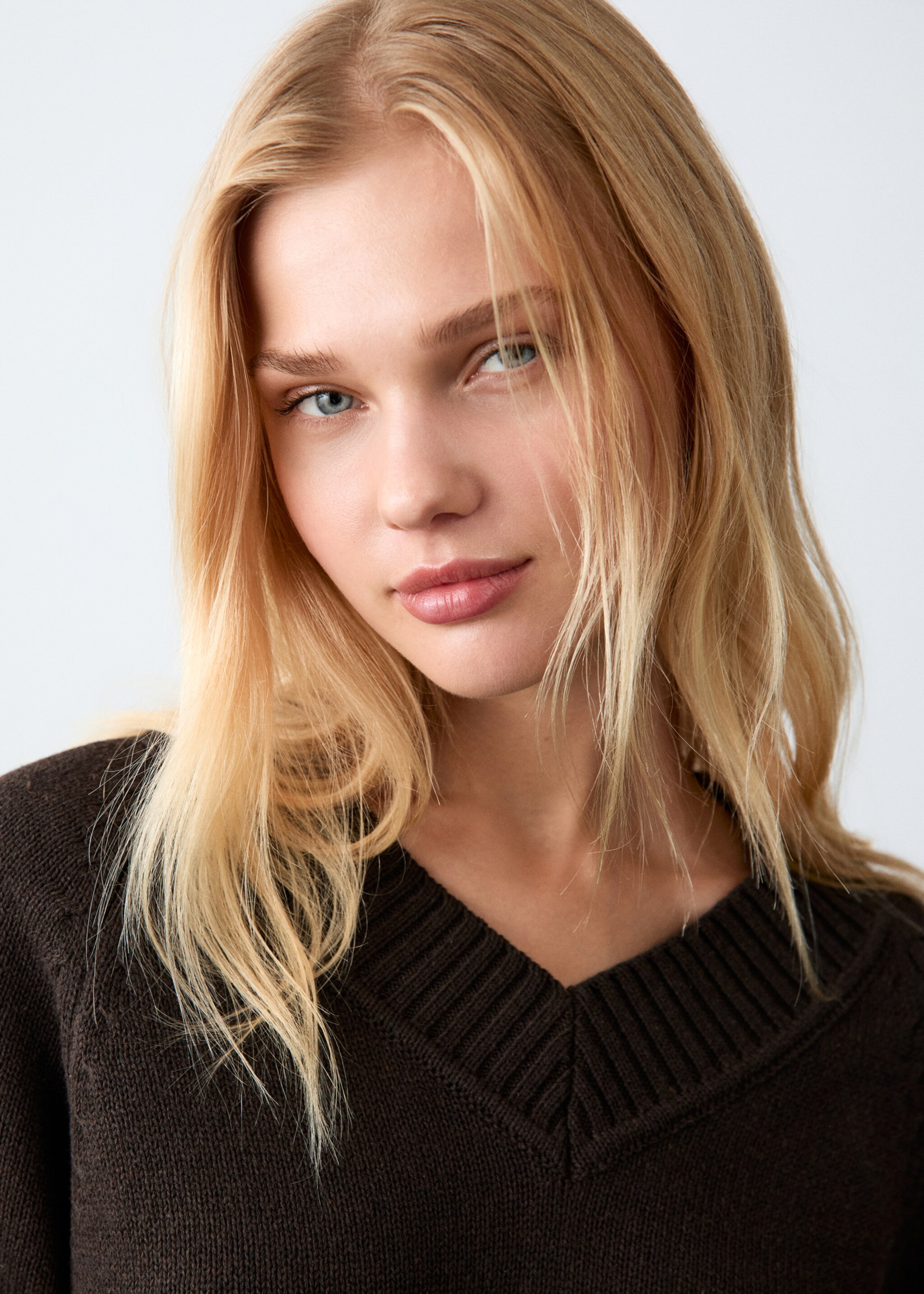 V-neck knit sweater - Details of the article 1, Brown. Ref: 27061536-00.