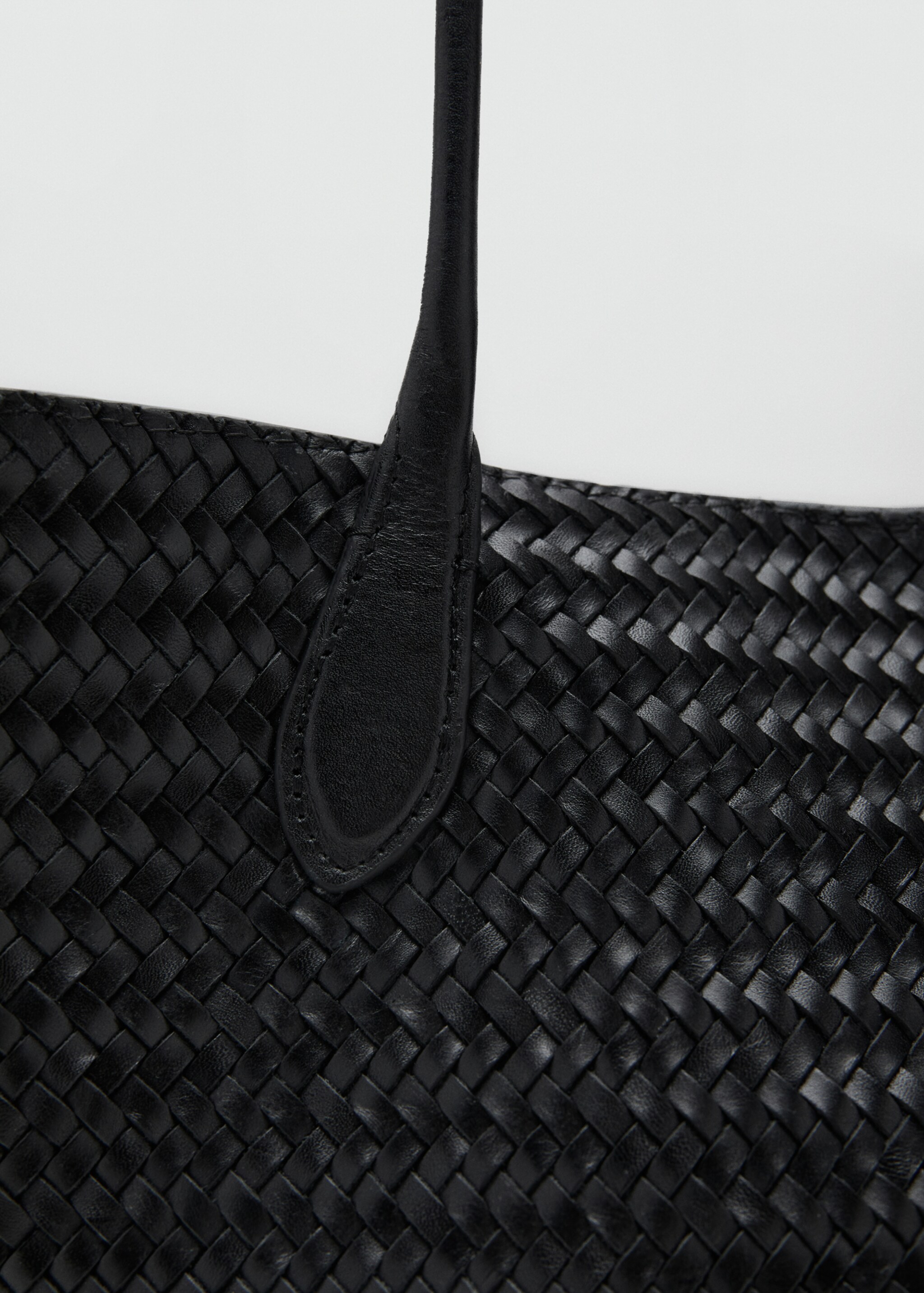 Large braided leather shoulder bag - Details of the article 2, Black. Ref: 27062537-00.