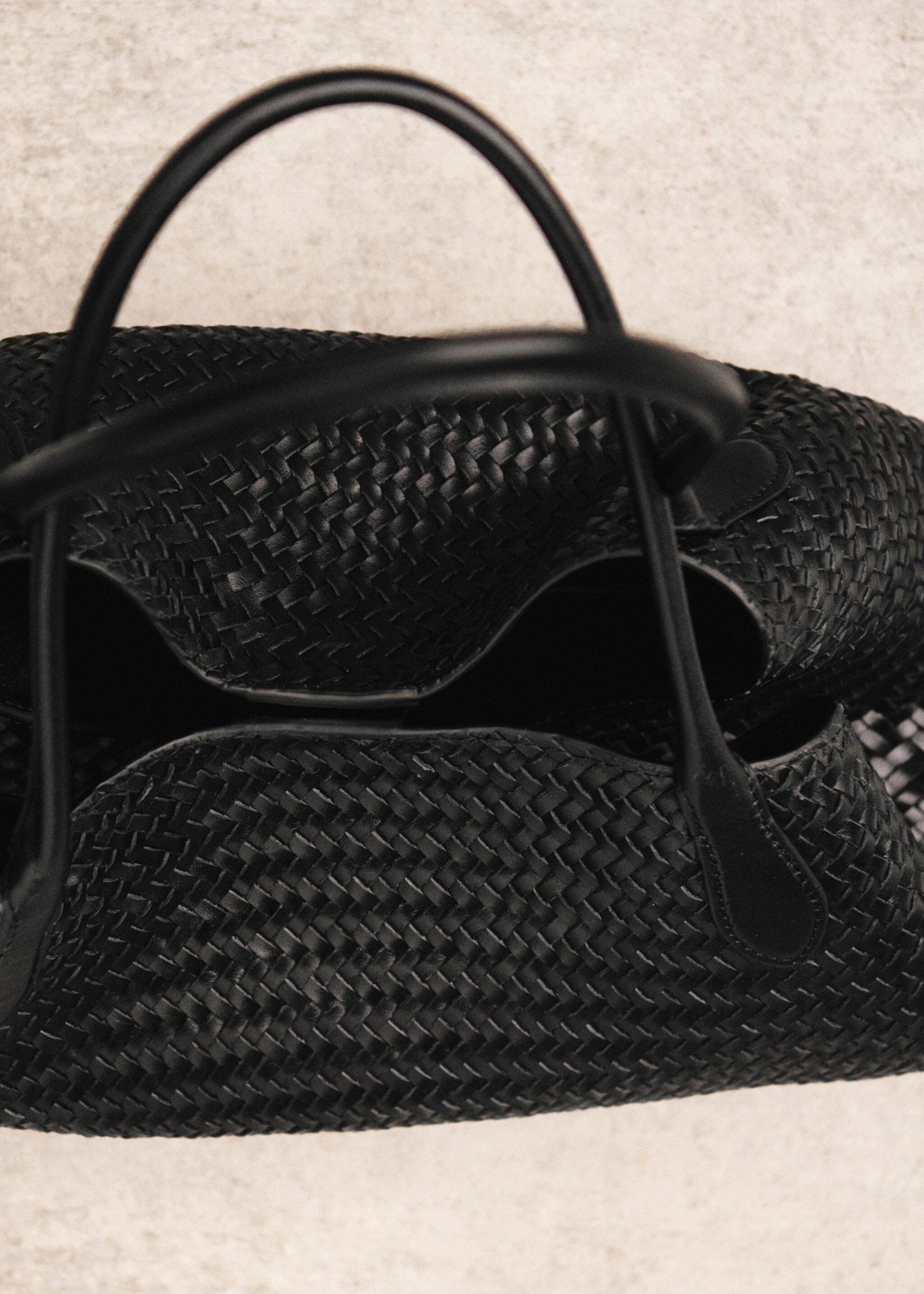 Large braided leather shoulder bag - Details of the article 9, Black. Ref: 27062537-00.