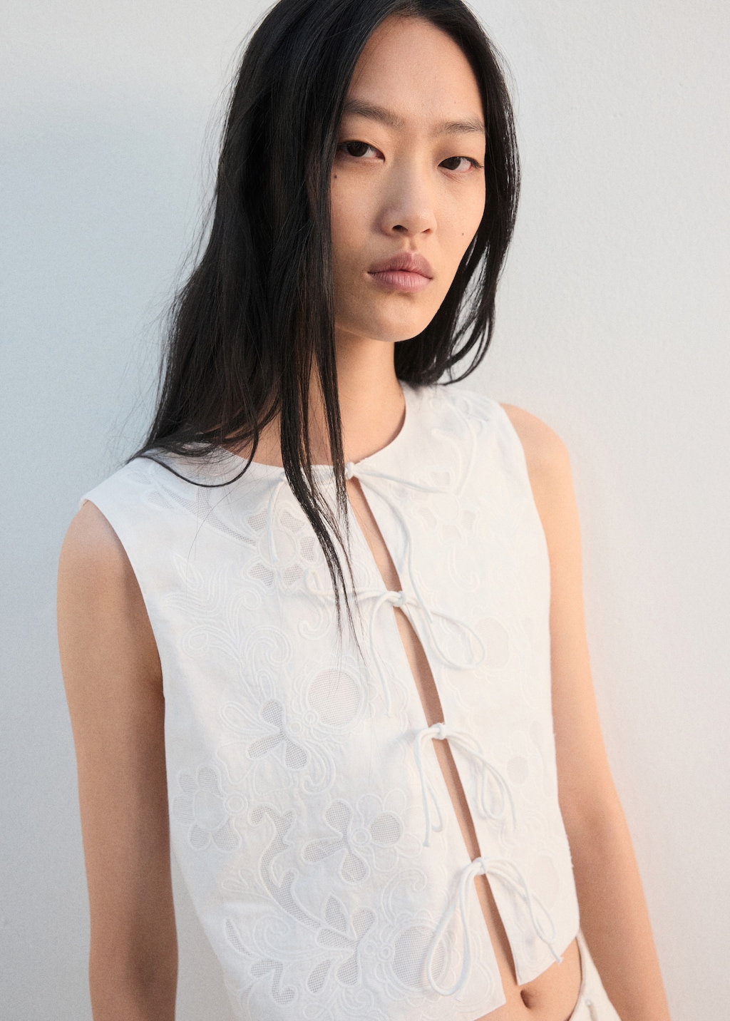 Embroidered vest with bows - image 5