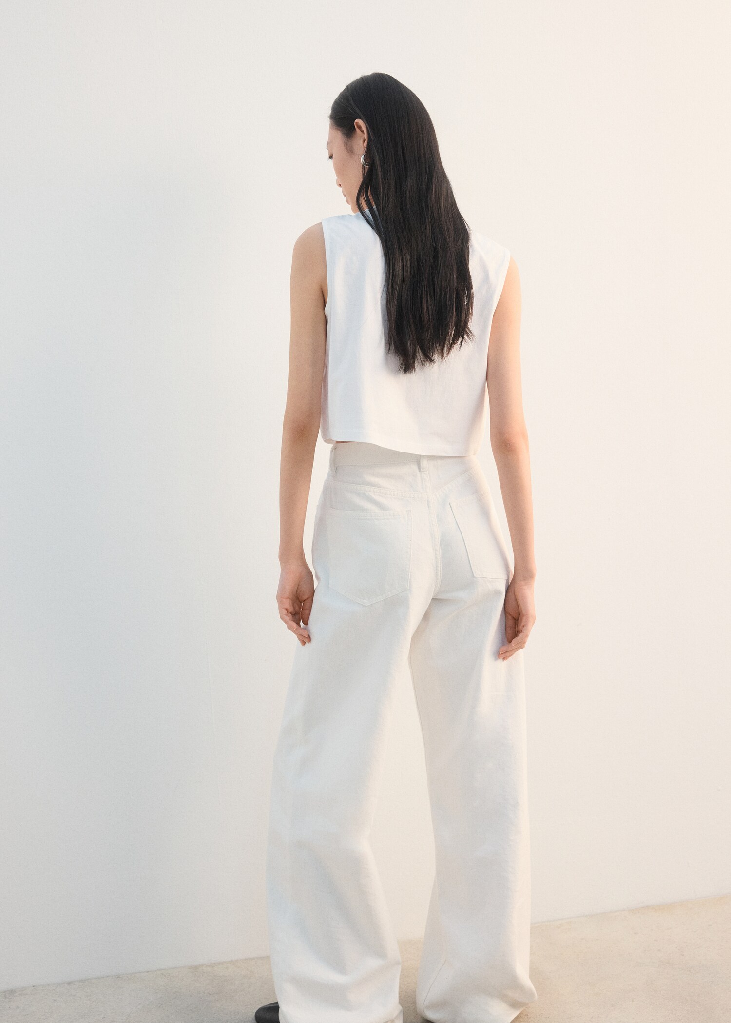 Embroidered waistcoat with bows - Reverse of the article