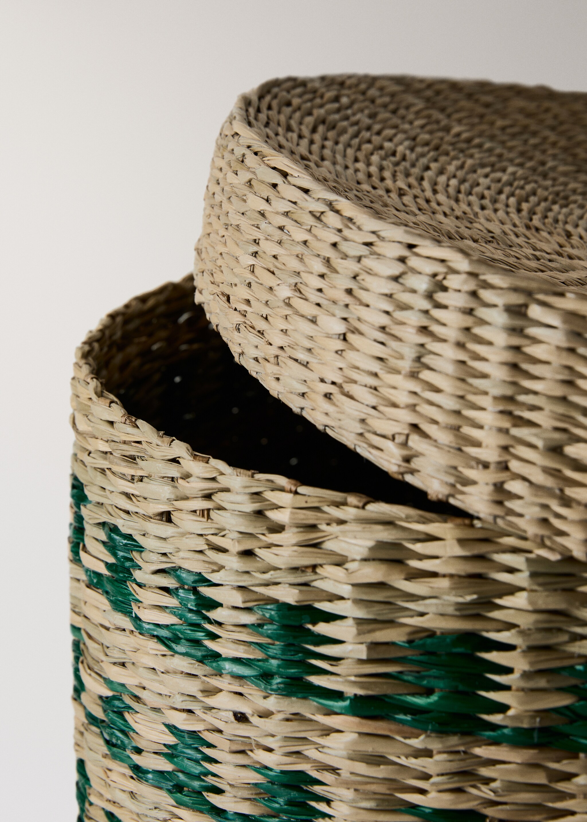 Cistella llarga fibres naturals bicolor - Detall de l'article 3, Verd pastel. Ref: 27062895-00.