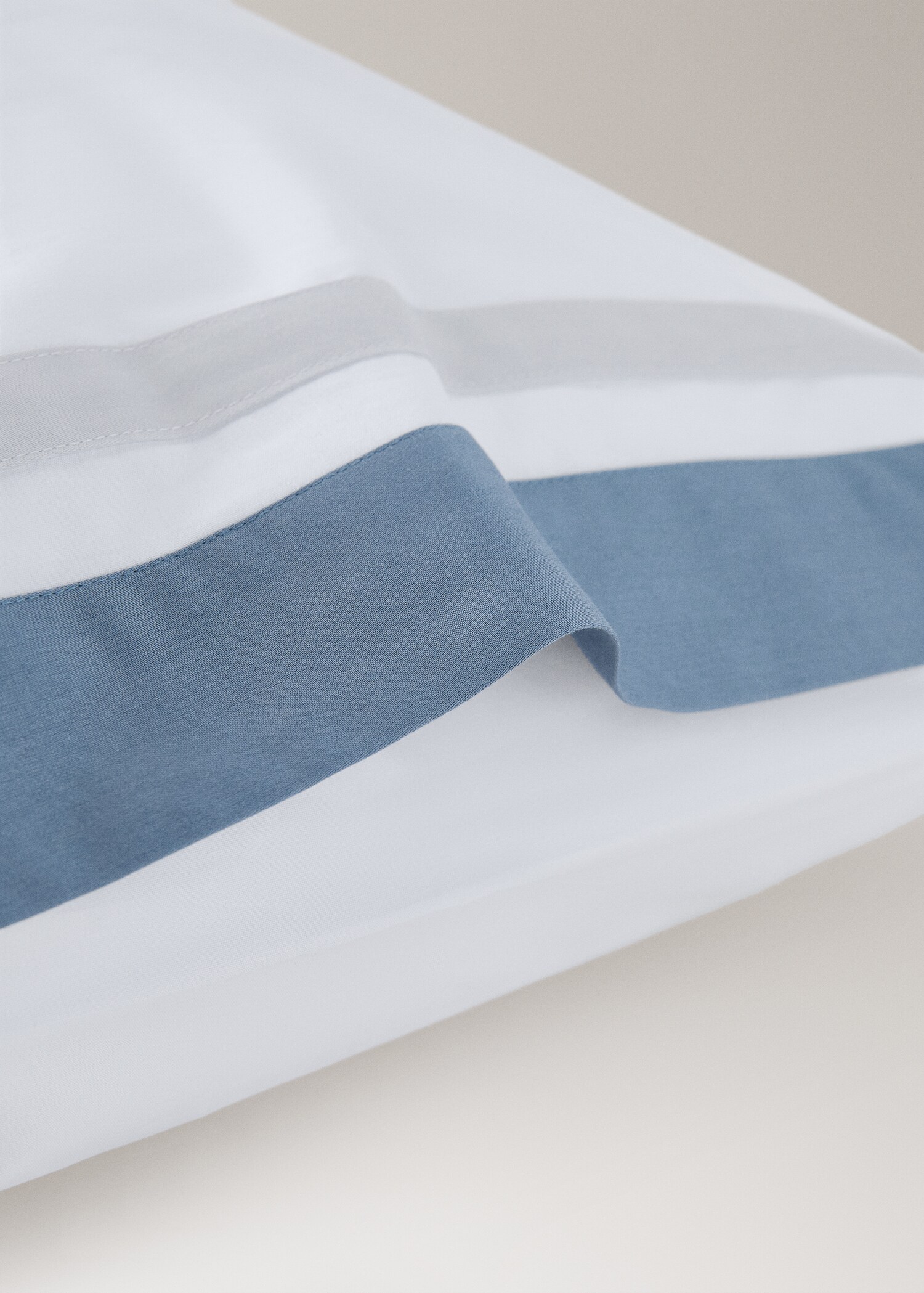 Two pillowcases with wide satin contrast band 50x75 cm - Details of the article 1