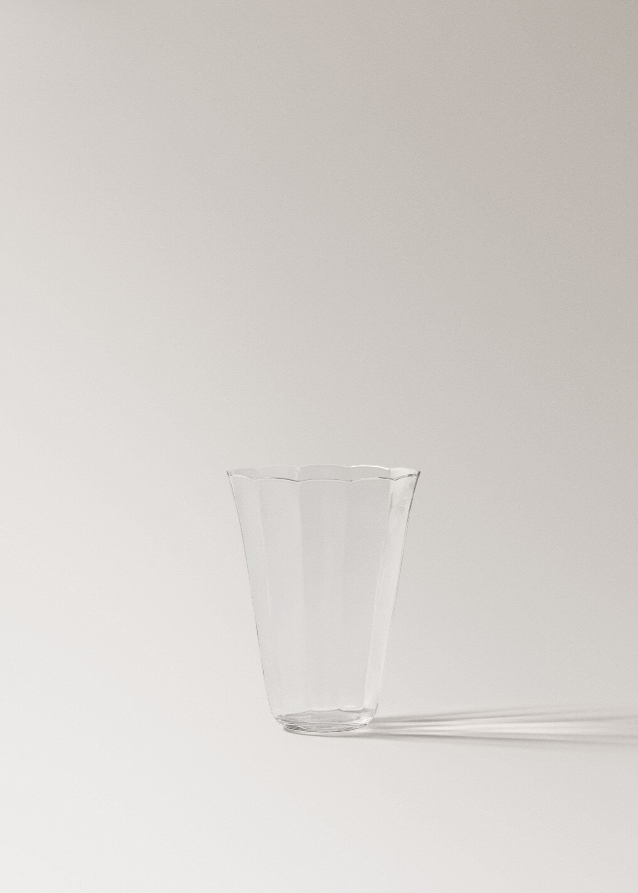 Ποτήρι από βοριοπυριτικό γυαλί με κυματιστή μορφή - Προϊόν χωρίς μοντέλο, Γκρι Πάγου. Ref: 27062911-00.