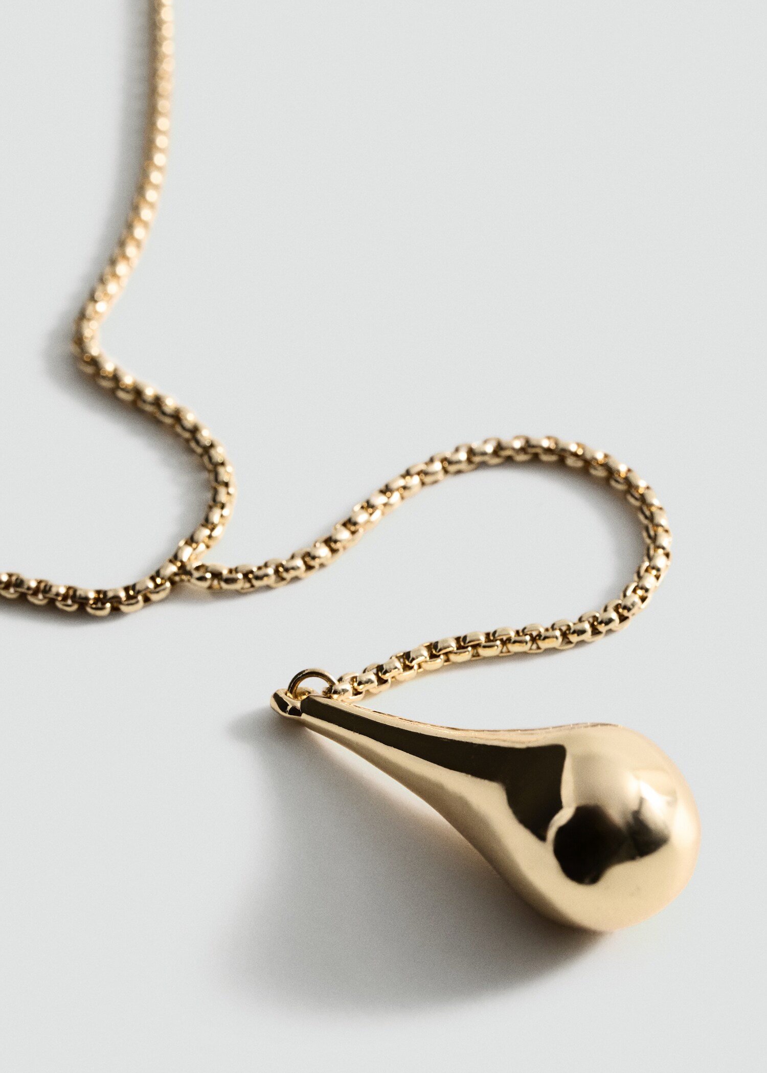 Collier avec pendentif métallique - Plan moyen