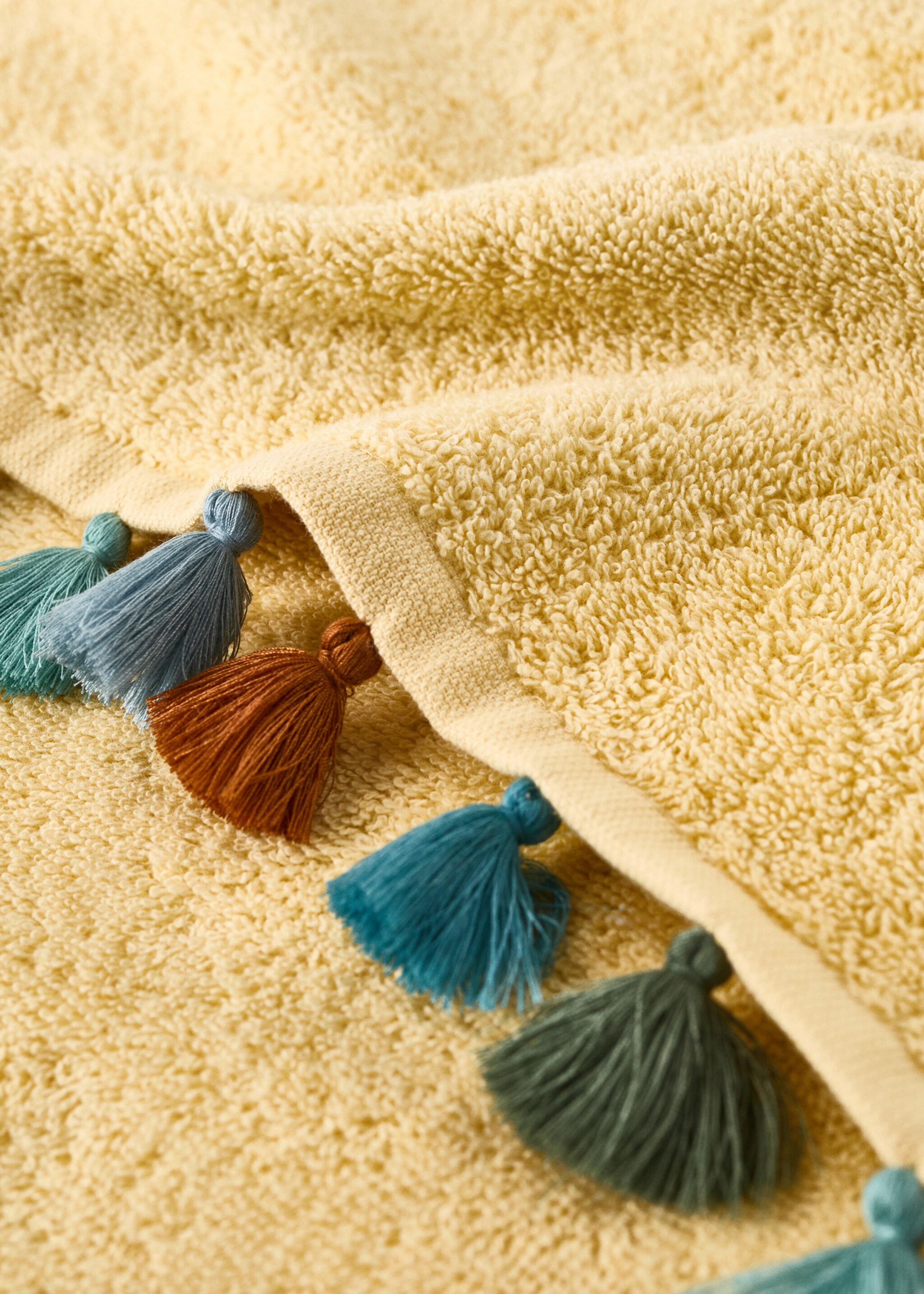 Cotton children's multi-coloured hand towel with pompoms - Details of the article 1, Lime. Ref: 27062930-00.