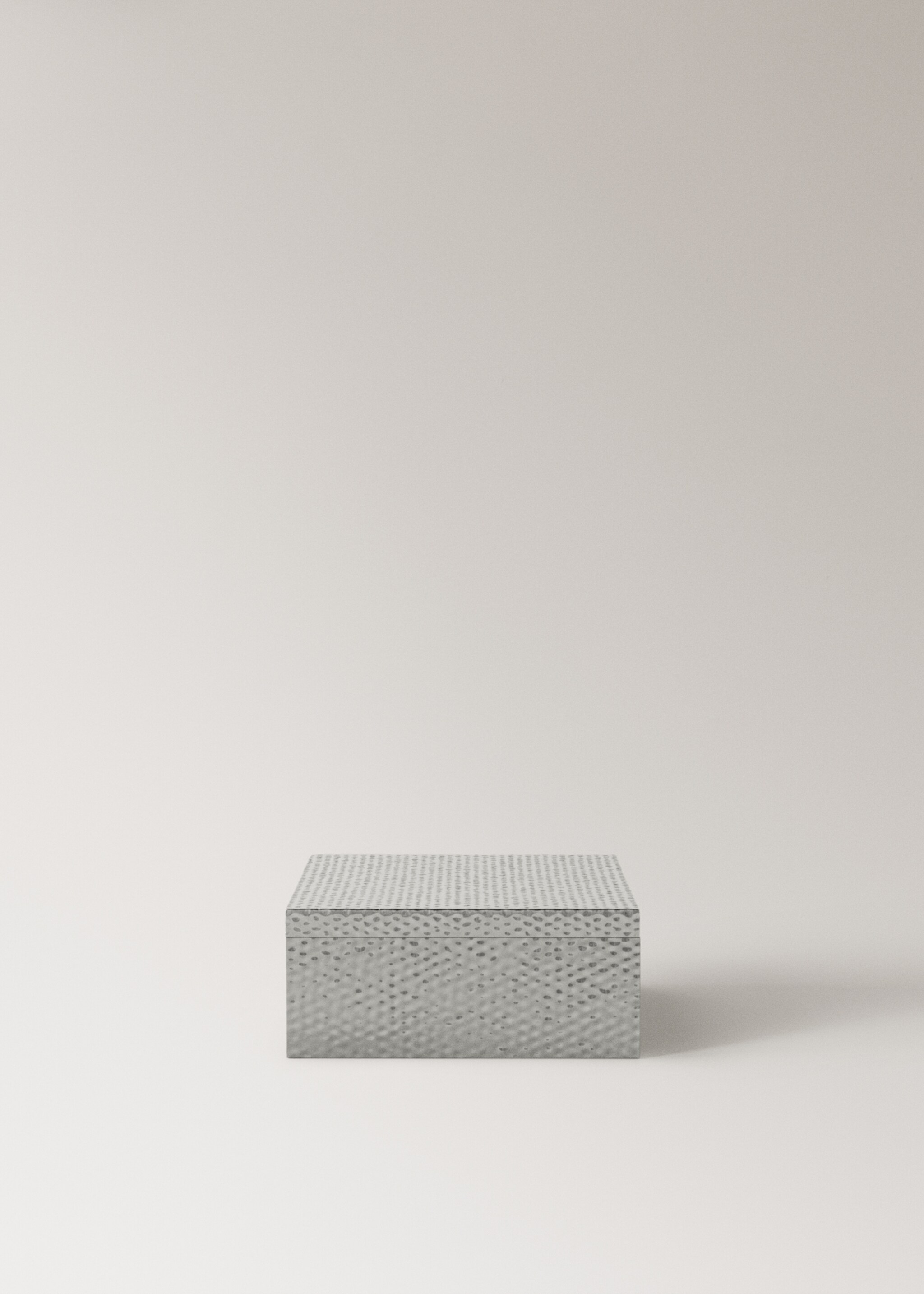 Boîte métal moyenne en métal martelé - Article sans modèle, Argent. Ref: 27062933-00.