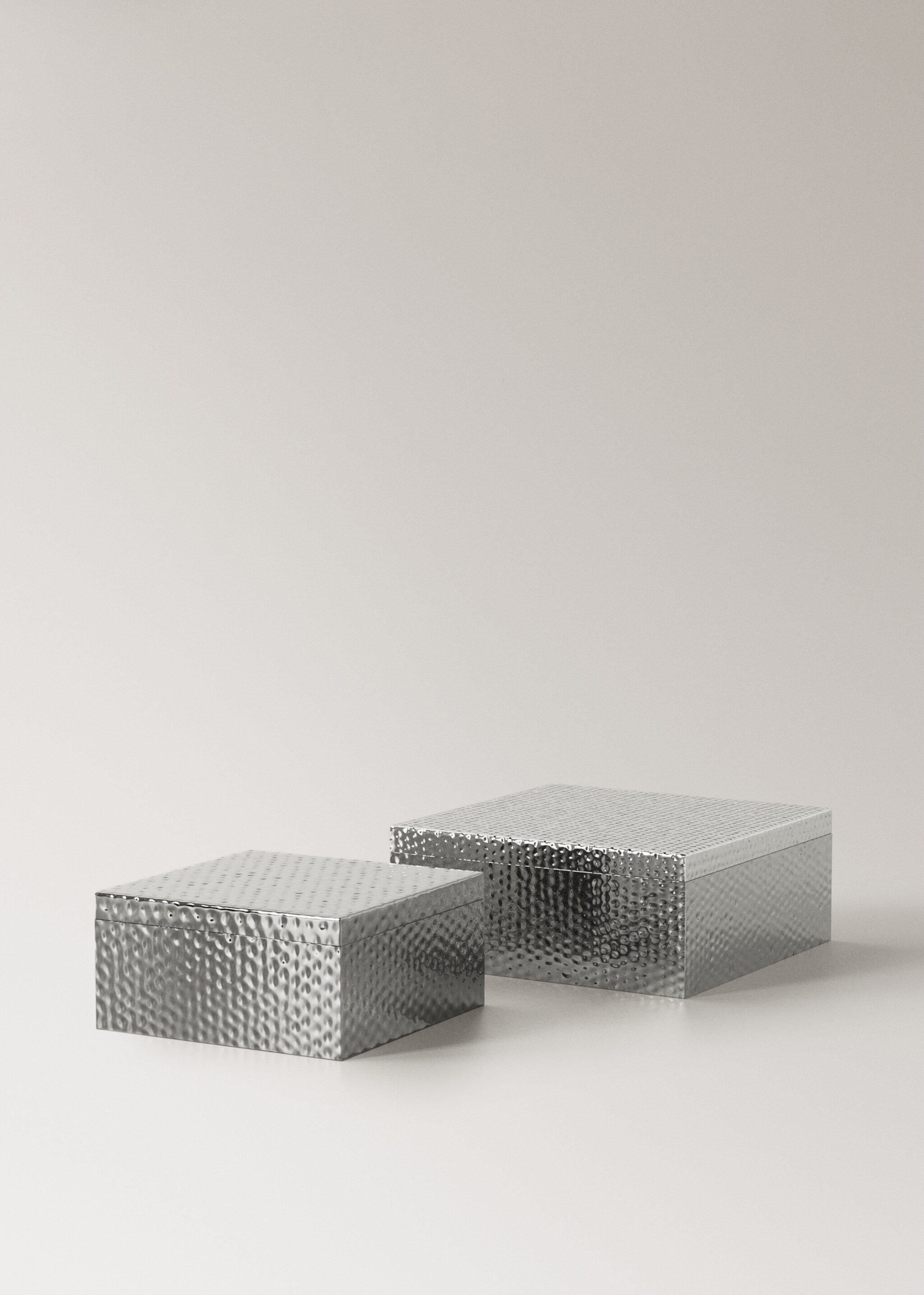 Boîte métal moyenne en métal martelé - Détail de l'article 3, Argent. Ref: 27062933-00.