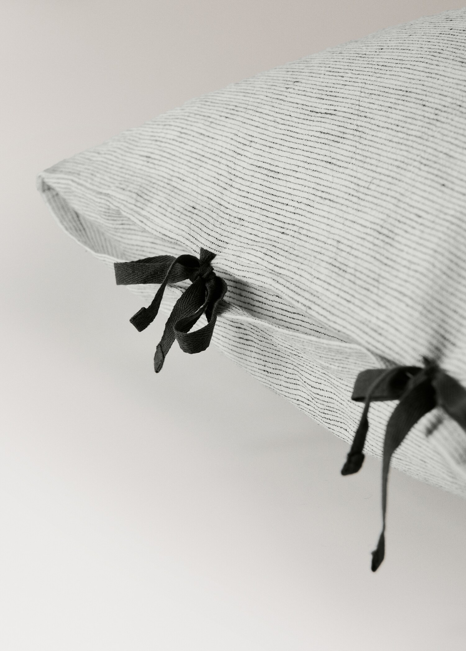 Two cotton linen pillowcases tie closure 60x60 cm - Details of the article 1