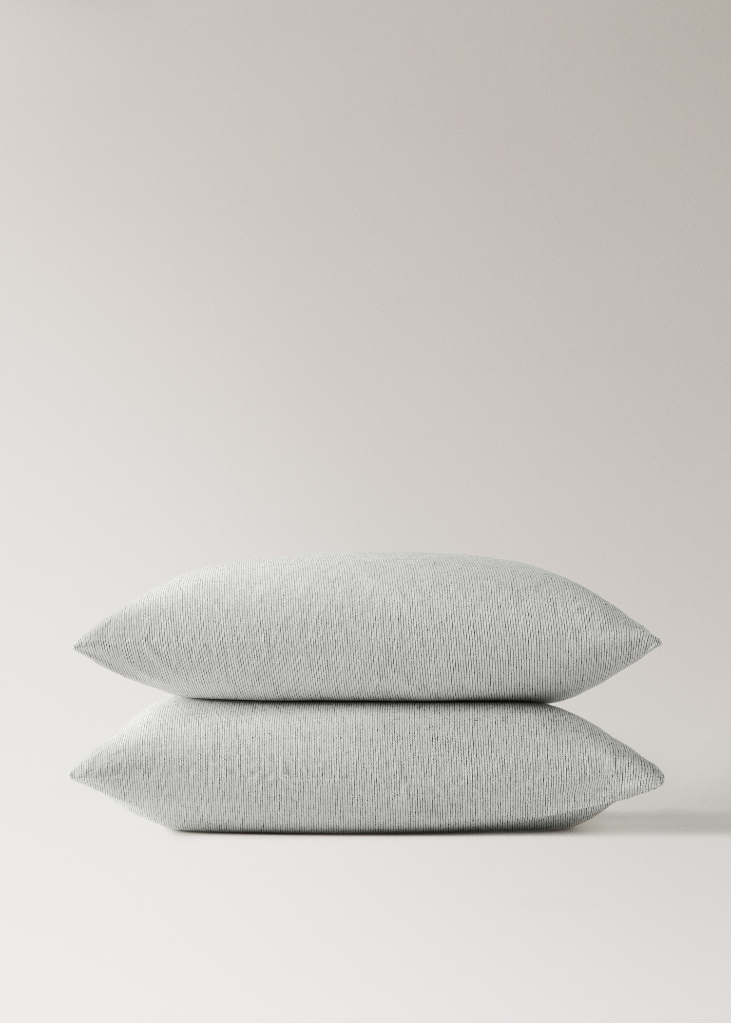 Two cotton linen pillowcases tie closure 60x60 cm - Details of the article 3