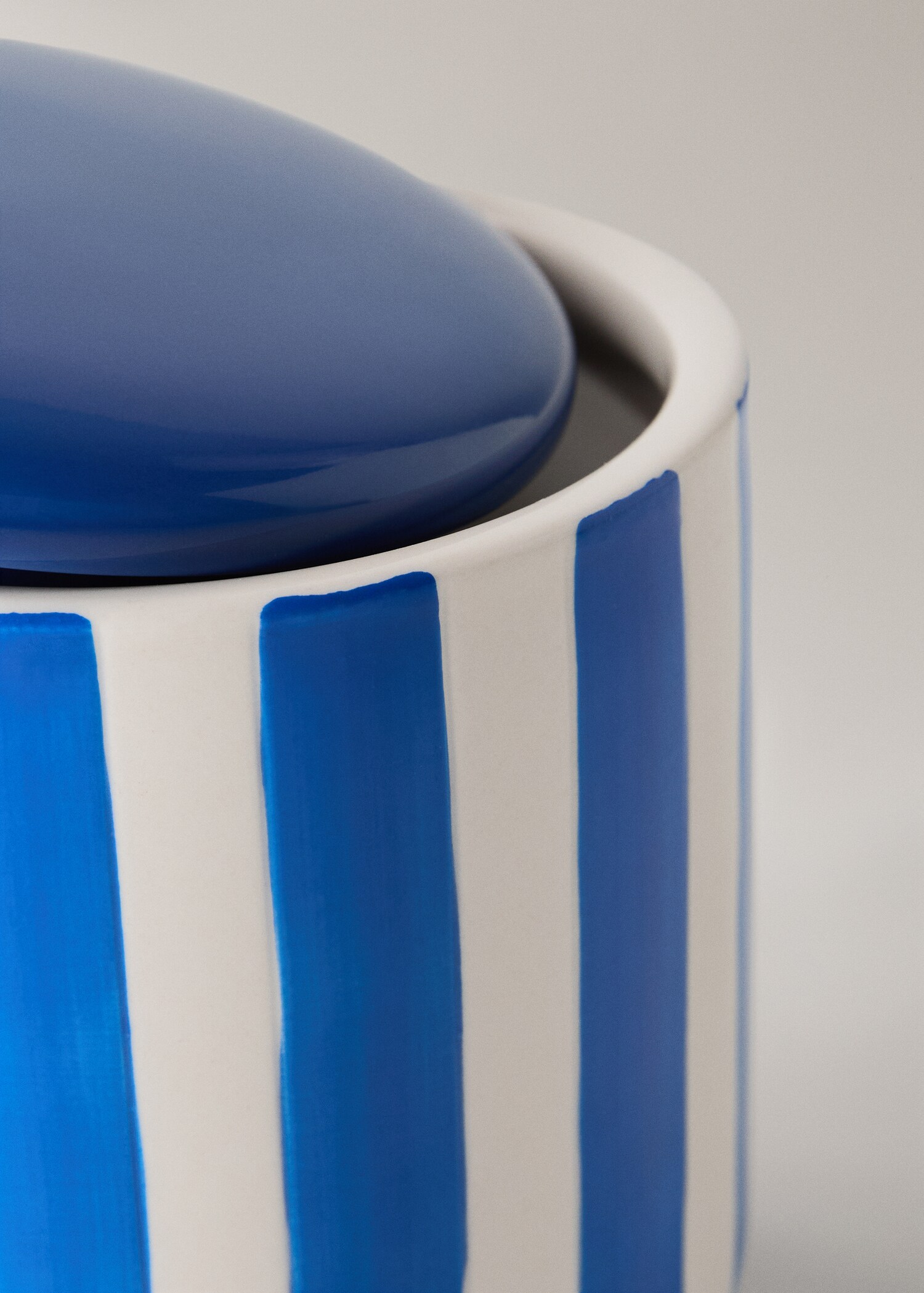 Ceramic bathroom jar with hand-painted stripes - Details of the article 2