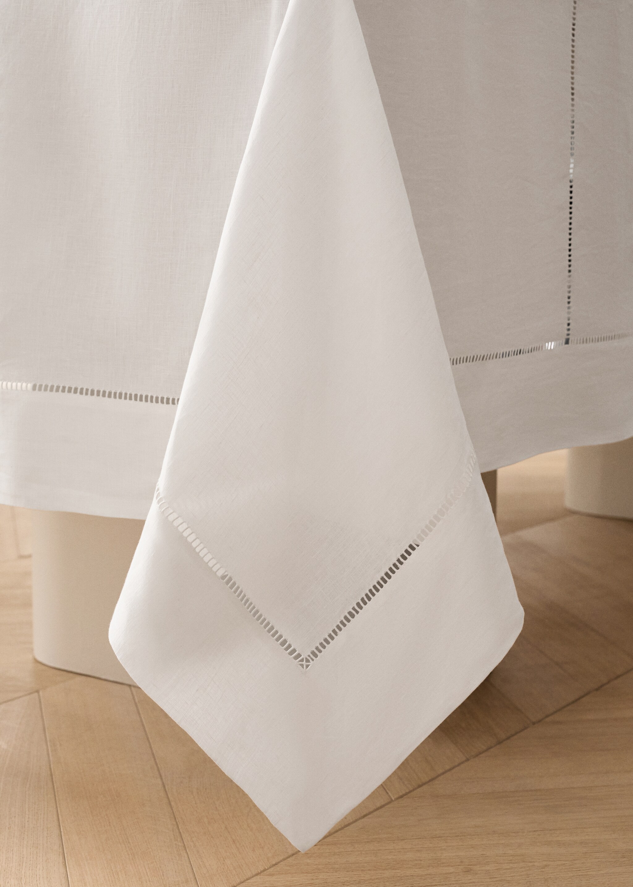 Embroidered hemstitch linen tablecloth for 6 to 8 guests - Details of the article 8, White. Ref: 27063285-00.