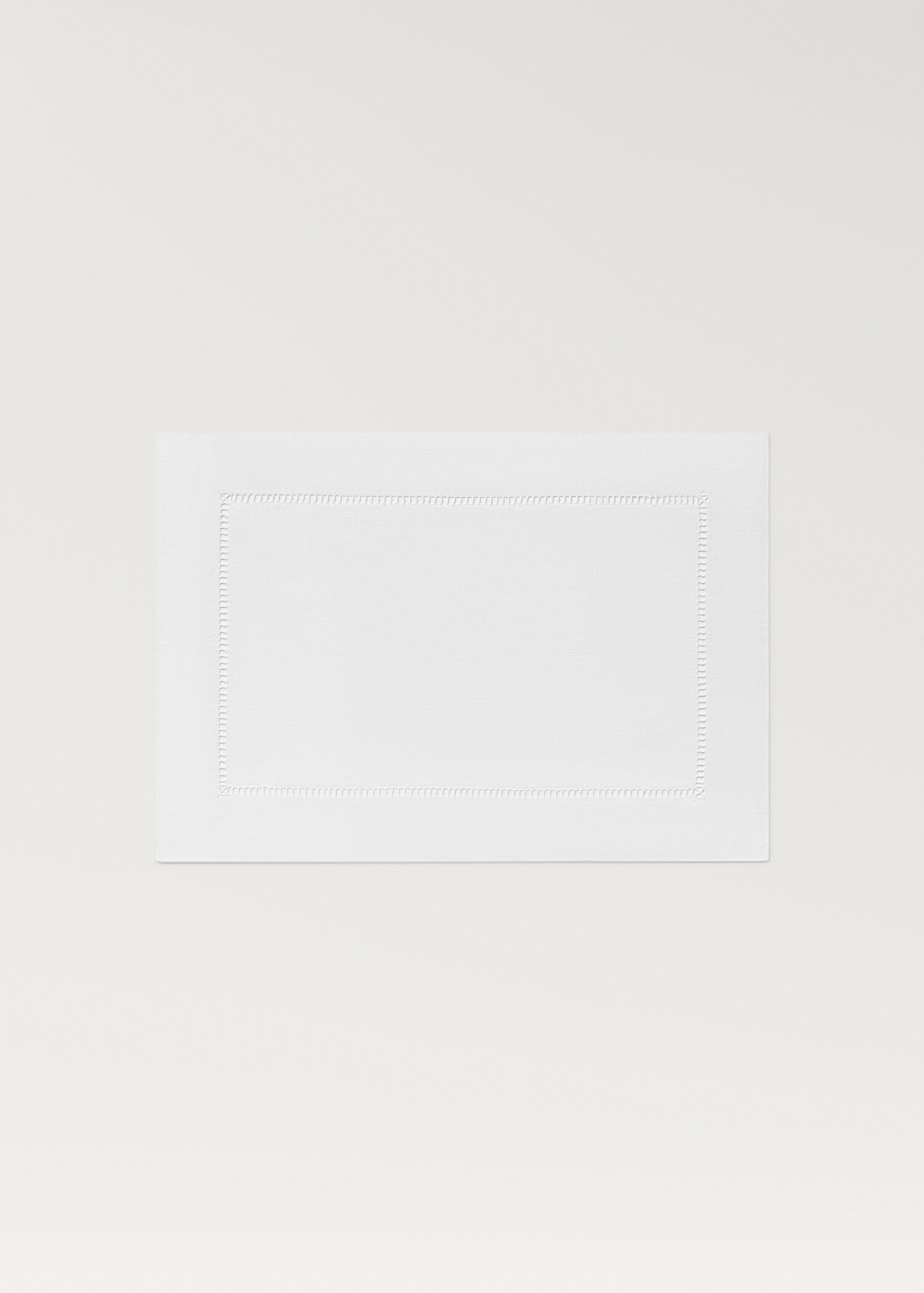 Лляна серветка з вишитою мережкою - Товар без моделі