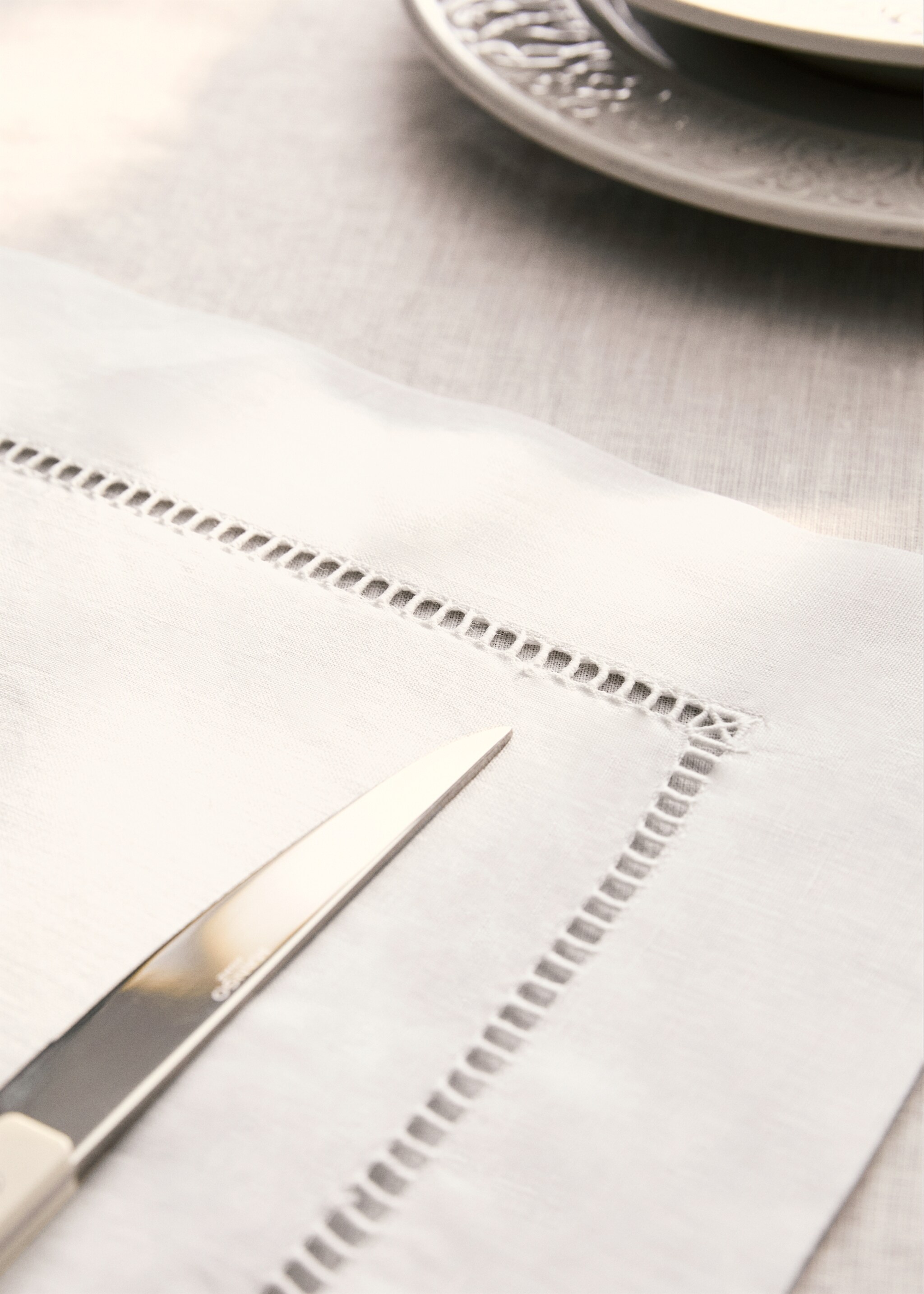 Embroidered hemstitched linen placemat - Details of the article 6, White. Ref: 27063286-00.