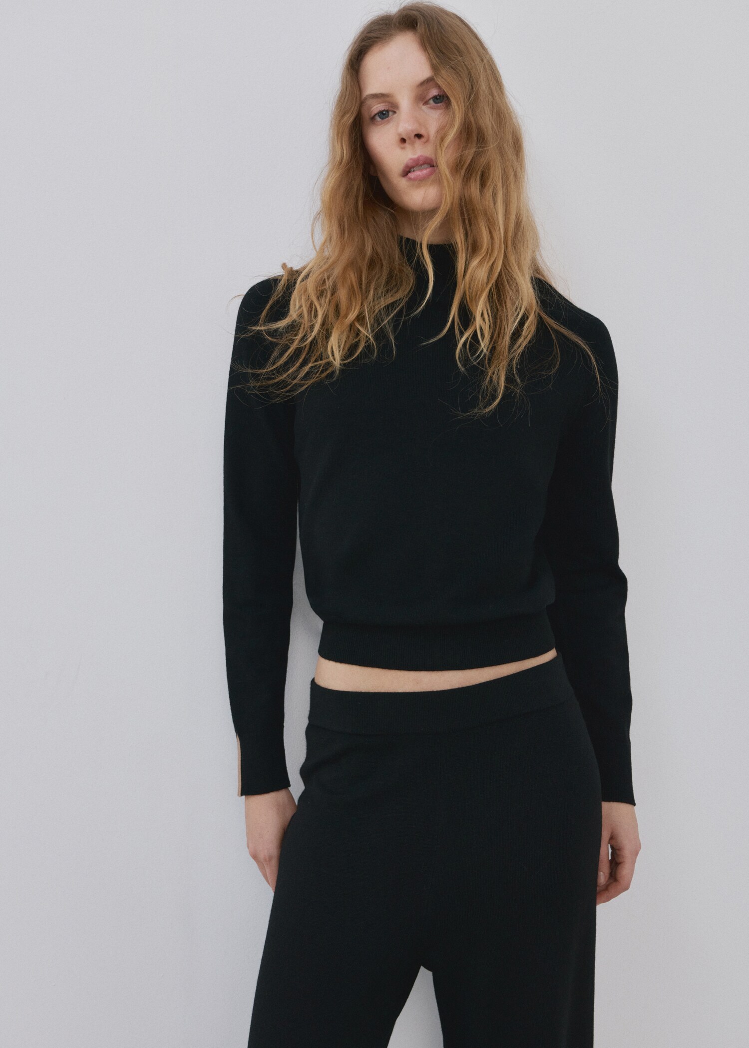 Pull col cheminée à rayures en contraste - Plan moyen