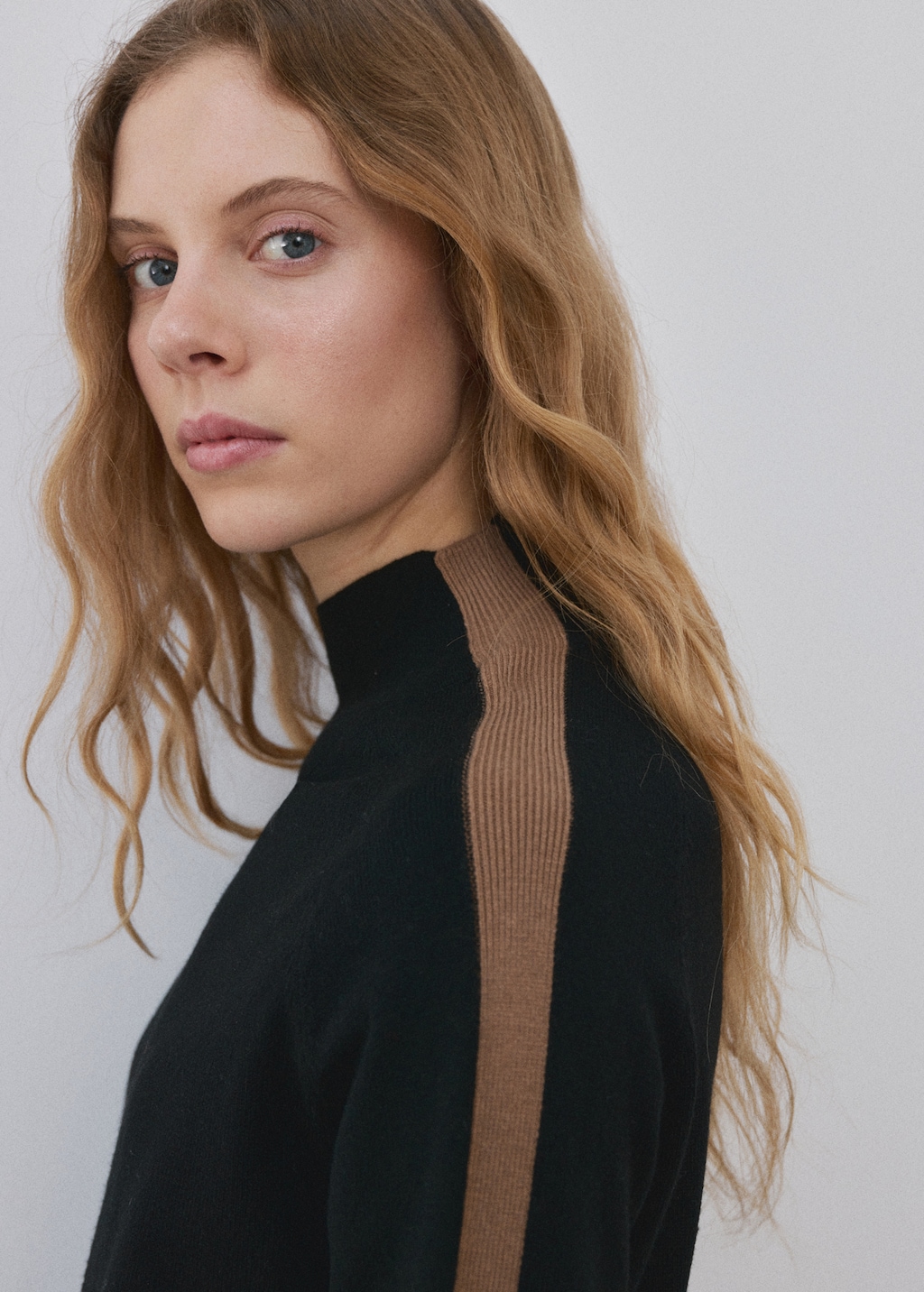 Sweater with contrasting stripes and perkins collar - image 5