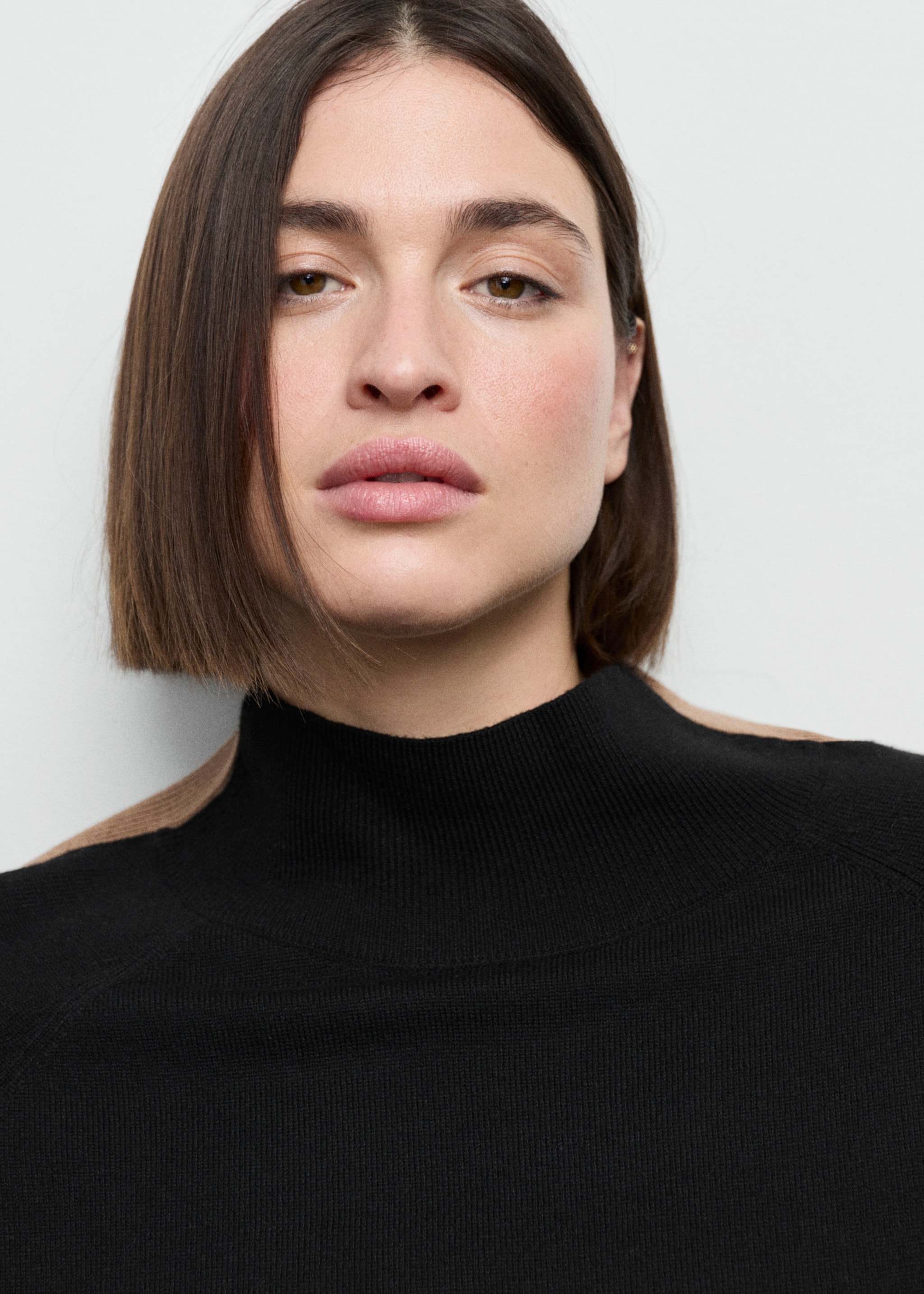 Sweater with contrasting stripes and perkins collar - Details of the article 4, Black. Ref: 27063296-00.