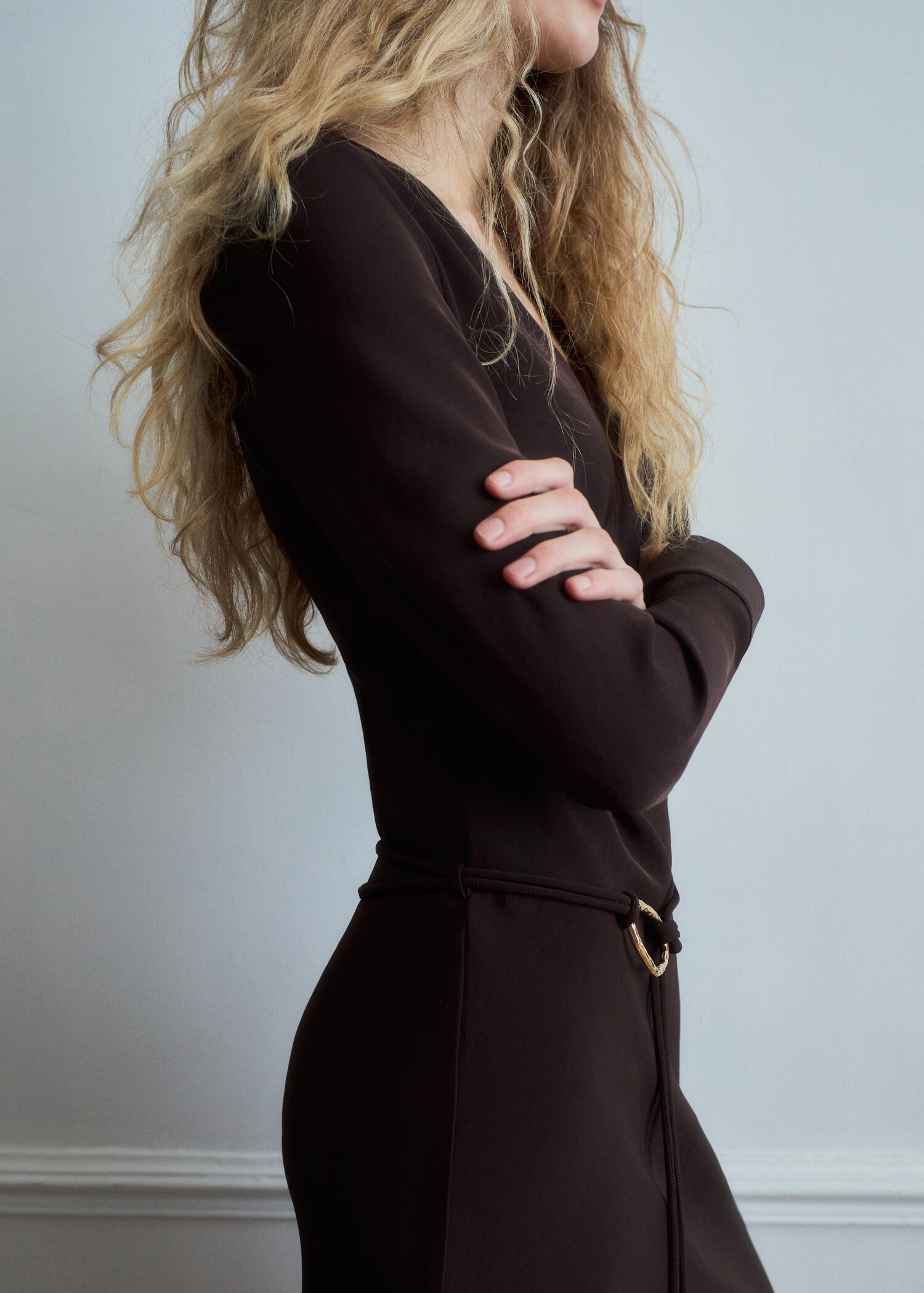 Vestido com cinto e decote em V - Plano médio