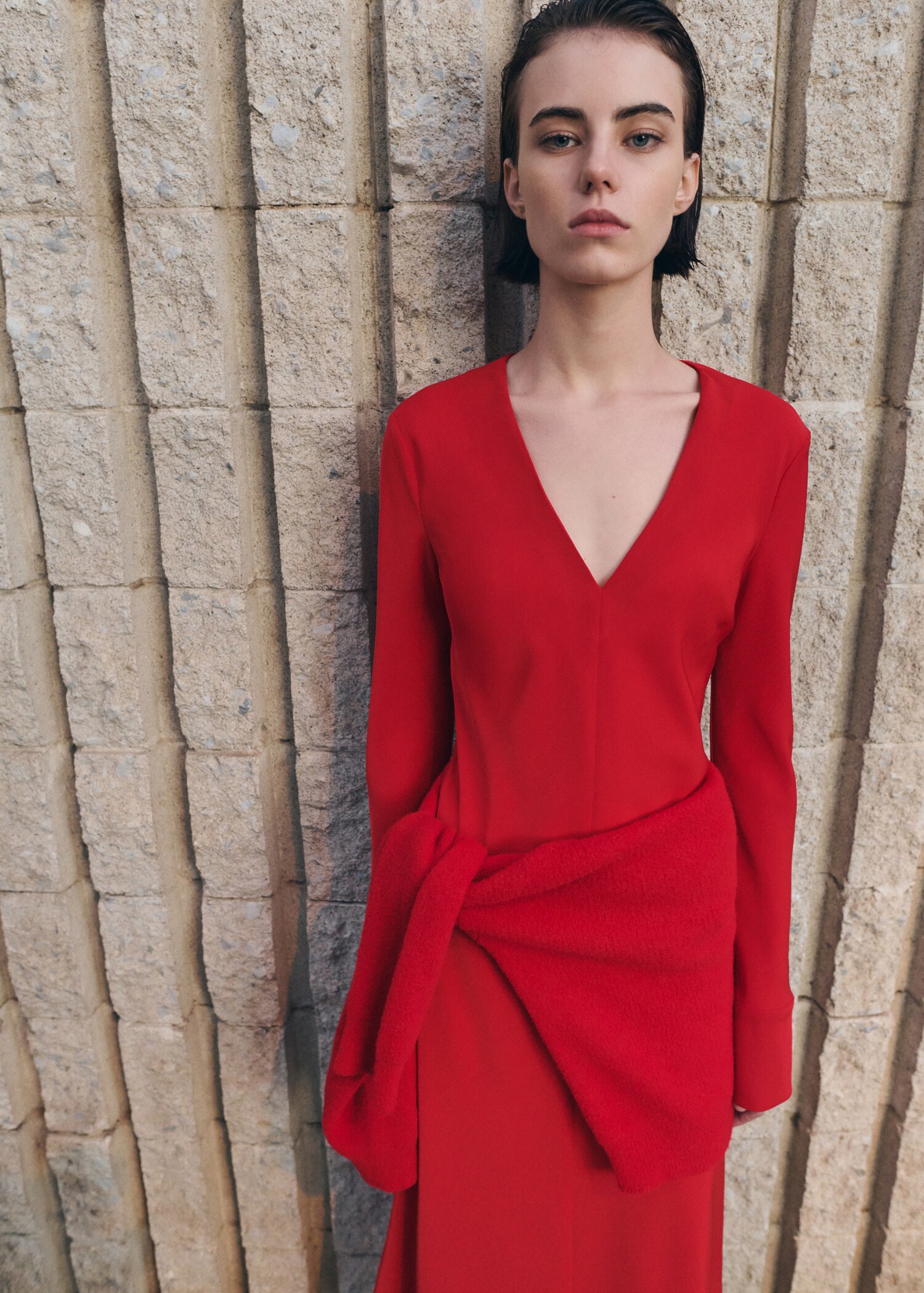 Vestit cinturó coll en punta - Pla mig