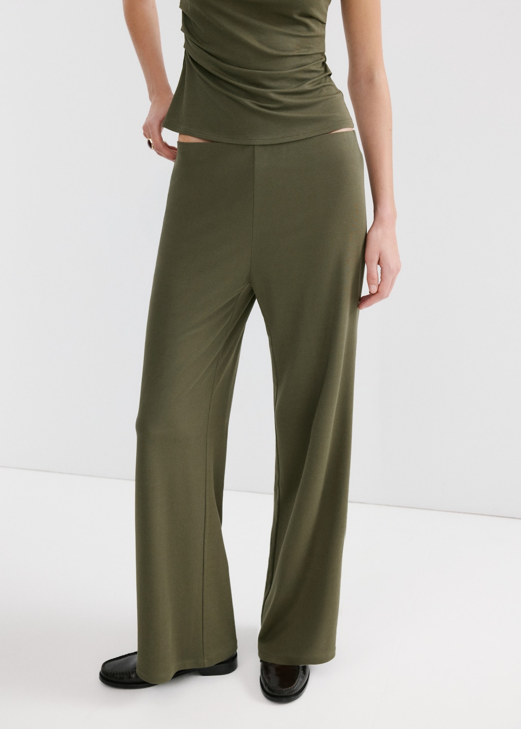 Straight-fit pants with elastic waist