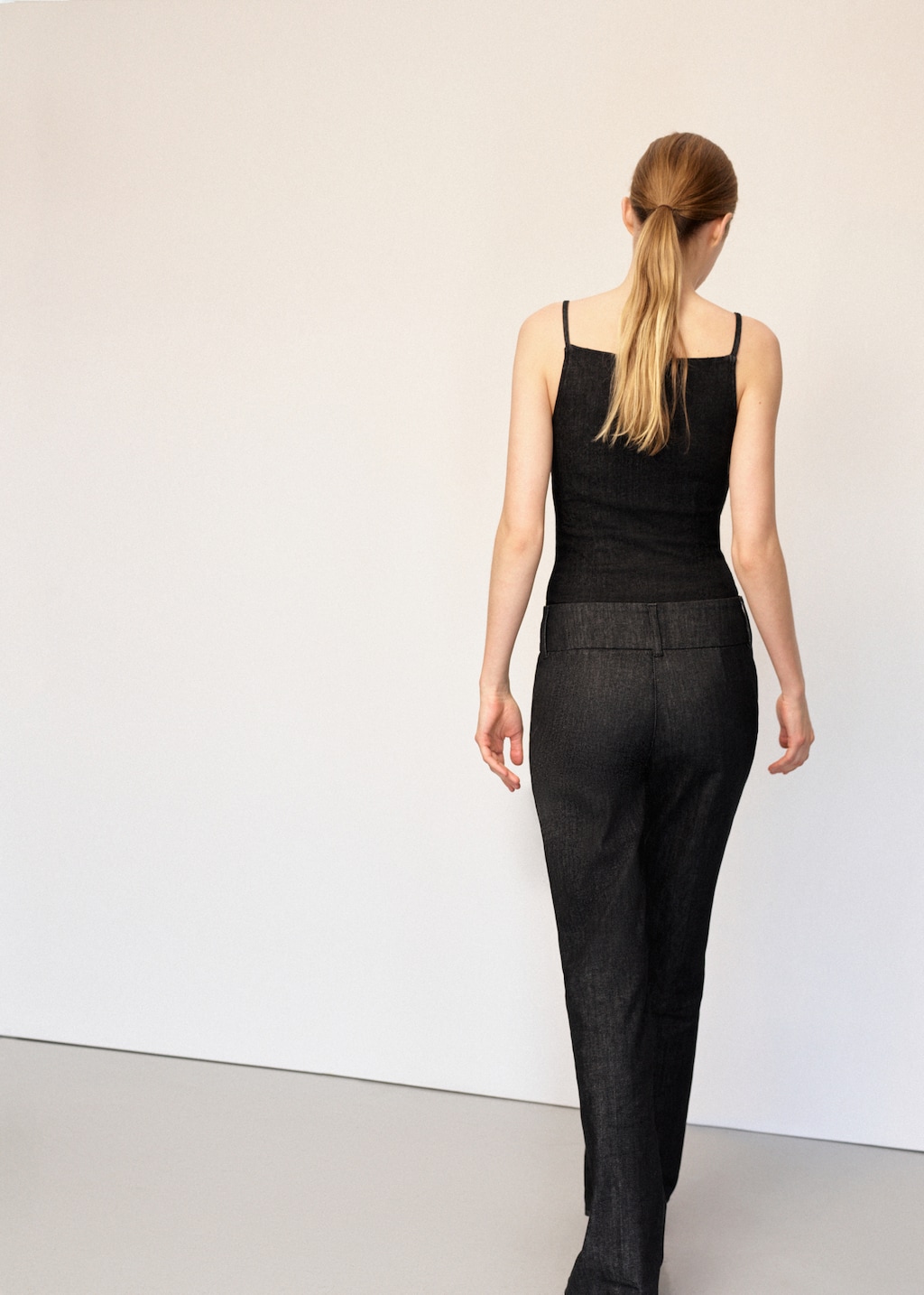 Mid-rise flared jeans - image 3
