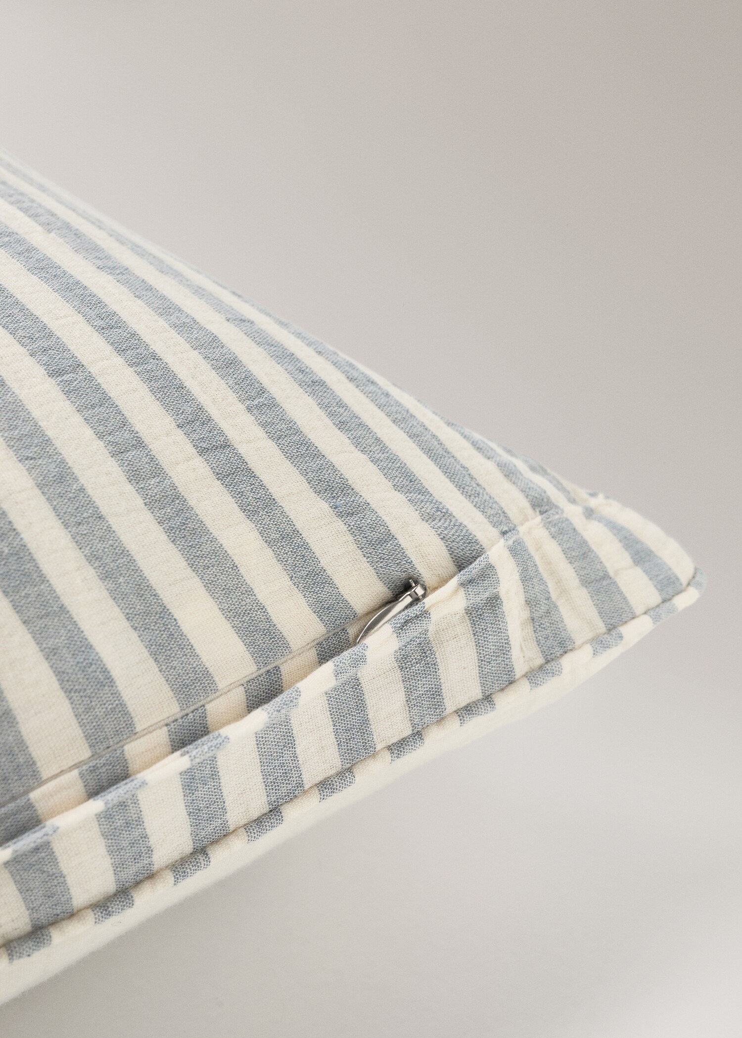 Embroidered alphabet cushion cover - Details of the article 2