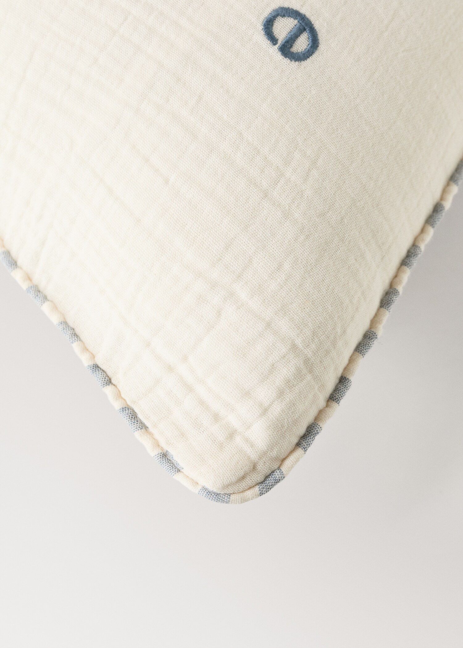 Embroidered alphabet cushion cover - Details of the article 4