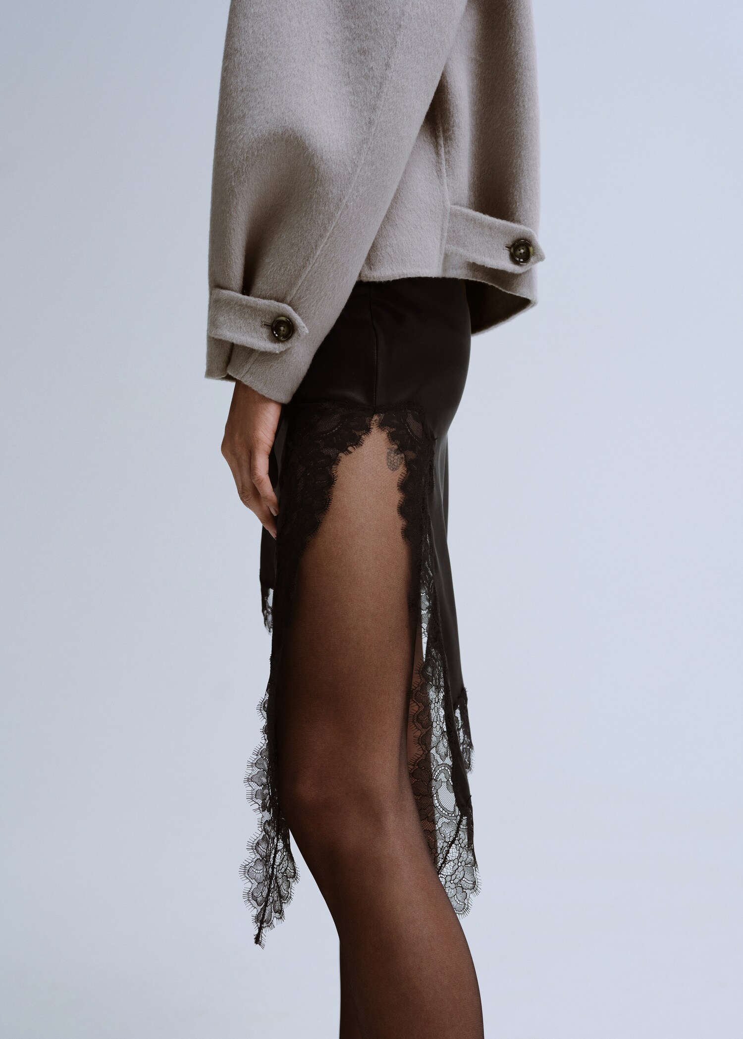 Saia curta assimétrica satinada com renda - Plano médio