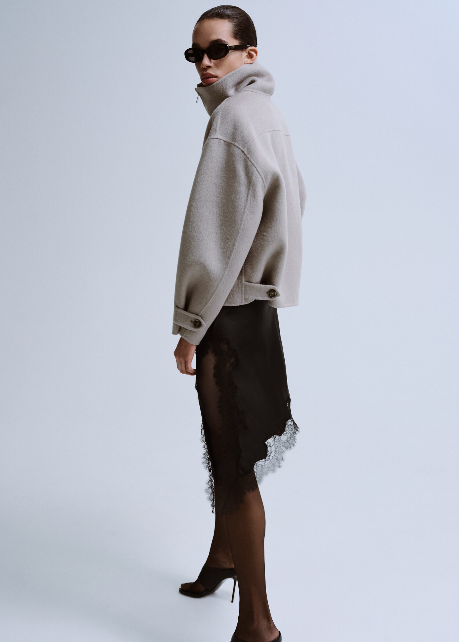 Saia curta assimétrica satinada com renda - Verso do artigo