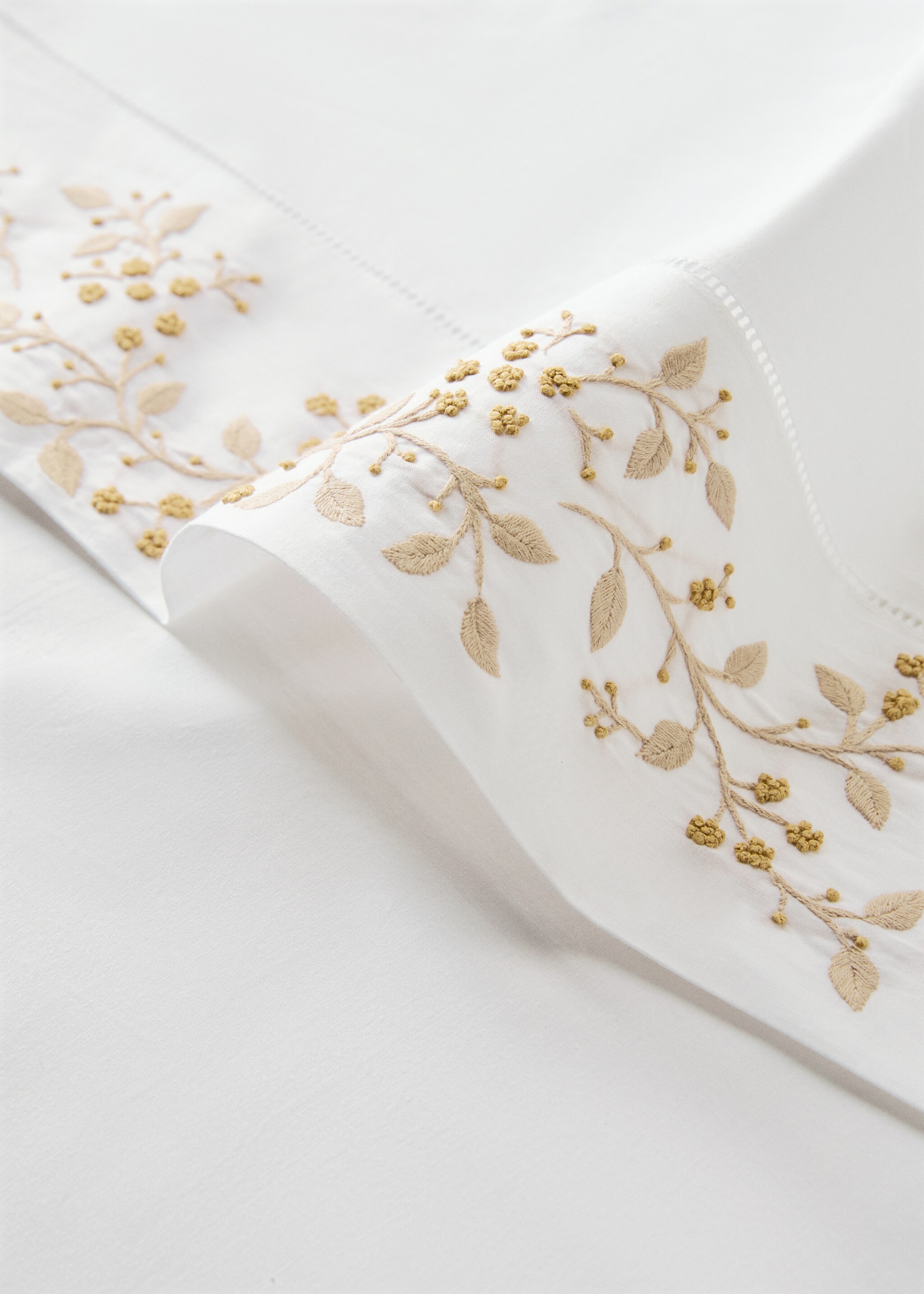 Cotton percale top sheet with embroidered flowers for 180/200 cm bed - Details of the article 1, Pastel Orange. Ref: 27063721-00.
