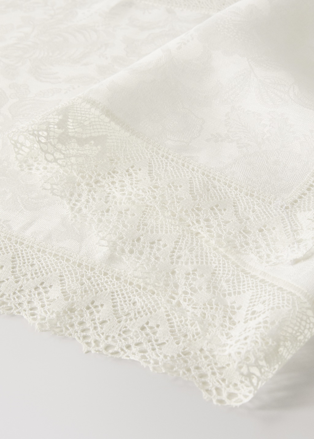 Jacquard linen lace floral table runner
