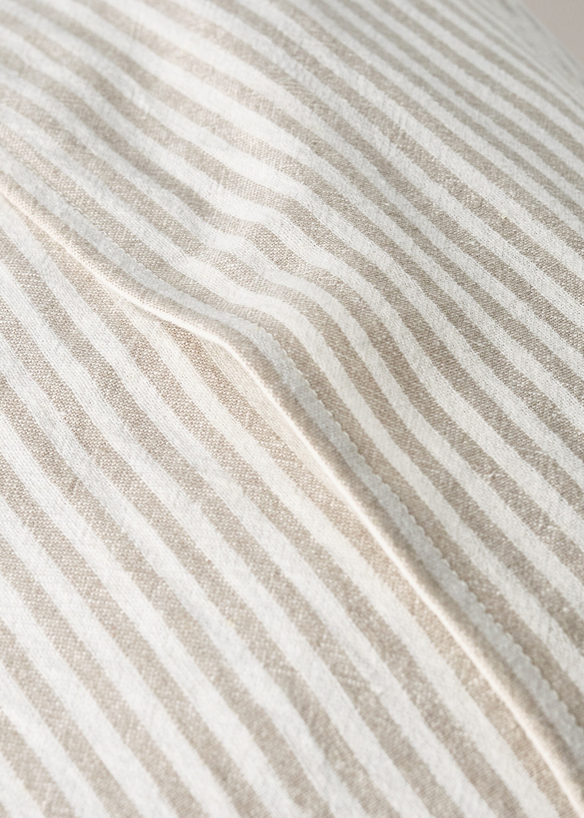 Children's cushion cover in cotton-linen stripes 40x40cm - Details of the article 2, Sand. Ref: 27064055-00.