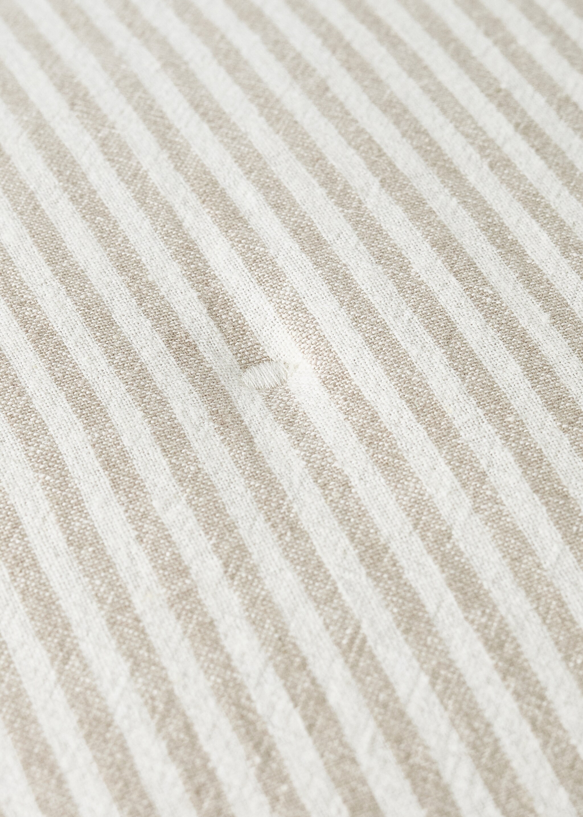 Children's cushion cover in cotton-linen stripes 40x40cm - Details of the article 3, Sand. Ref: 27064055-00.