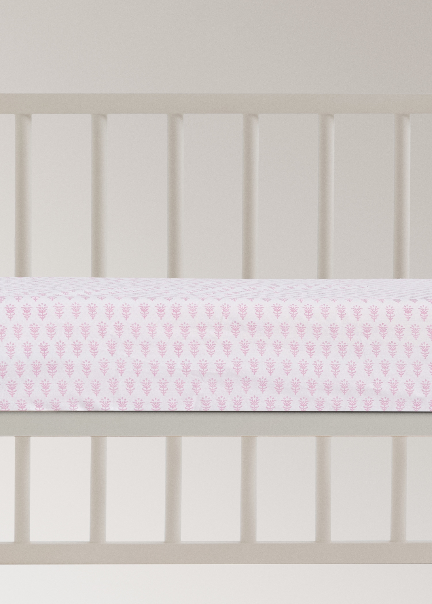 Children's fitted sheet in cotton percale with mini floral pattern for a 60 cm bed - Article without model