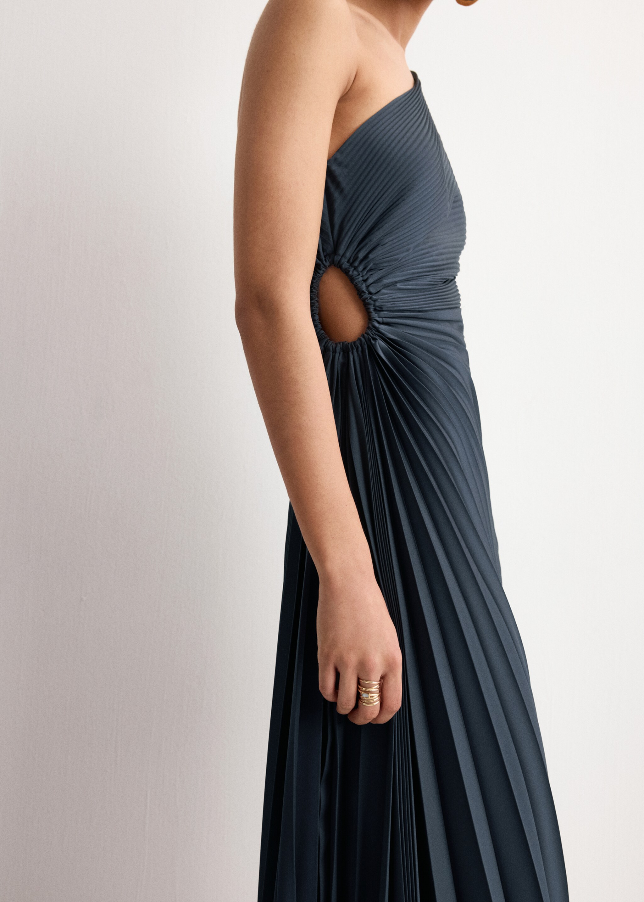 Robe asymétrique plissée avec ouverture - Plan moyen, Bleu. Ref: 27064073-00.