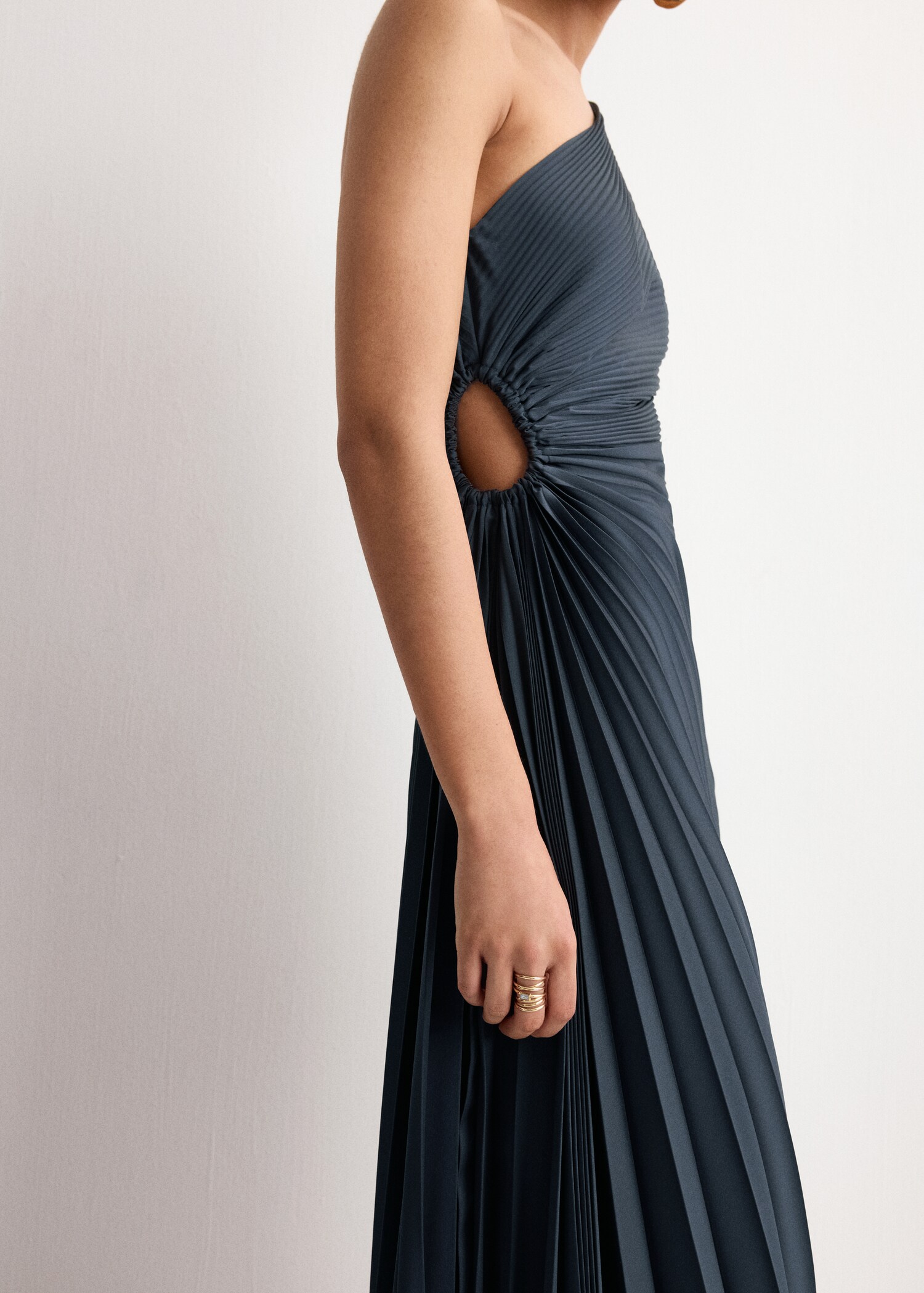Robe asymétrique plissée avec ouverture - Plan moyen