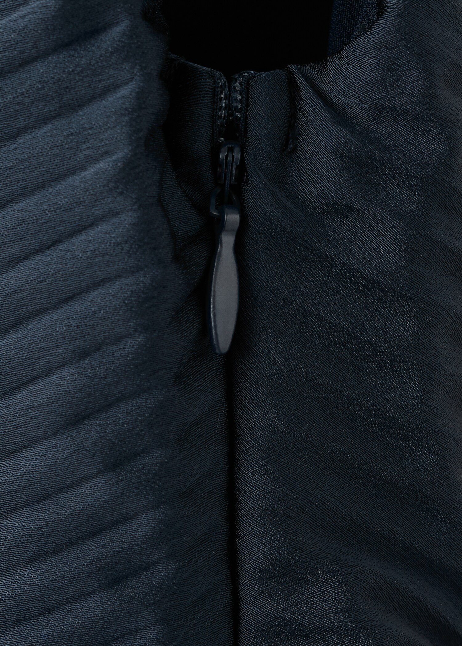 Robe asymétrique plissée avec ouverture - Détail de l'article 0